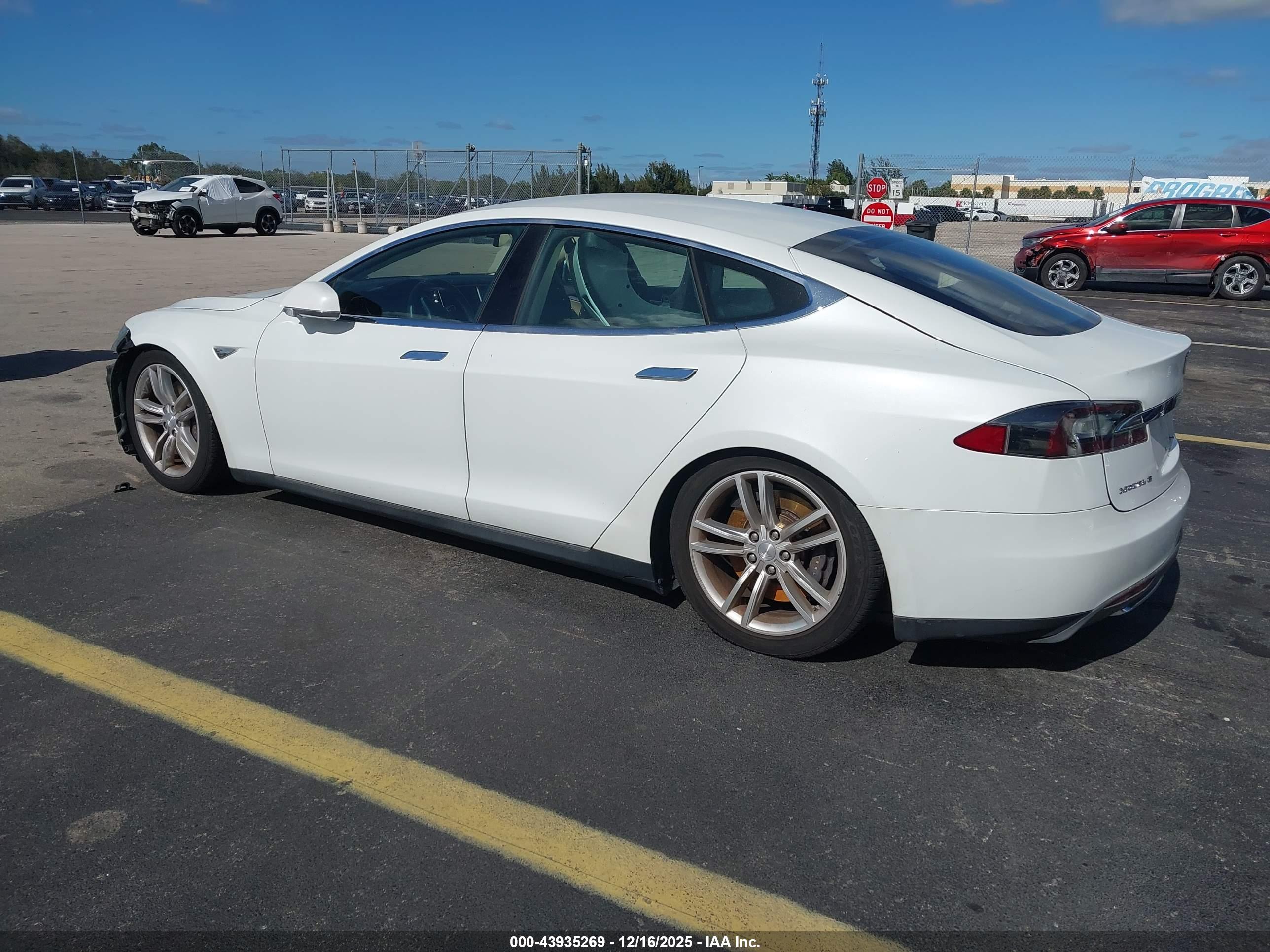 TESLA MODEL image 3