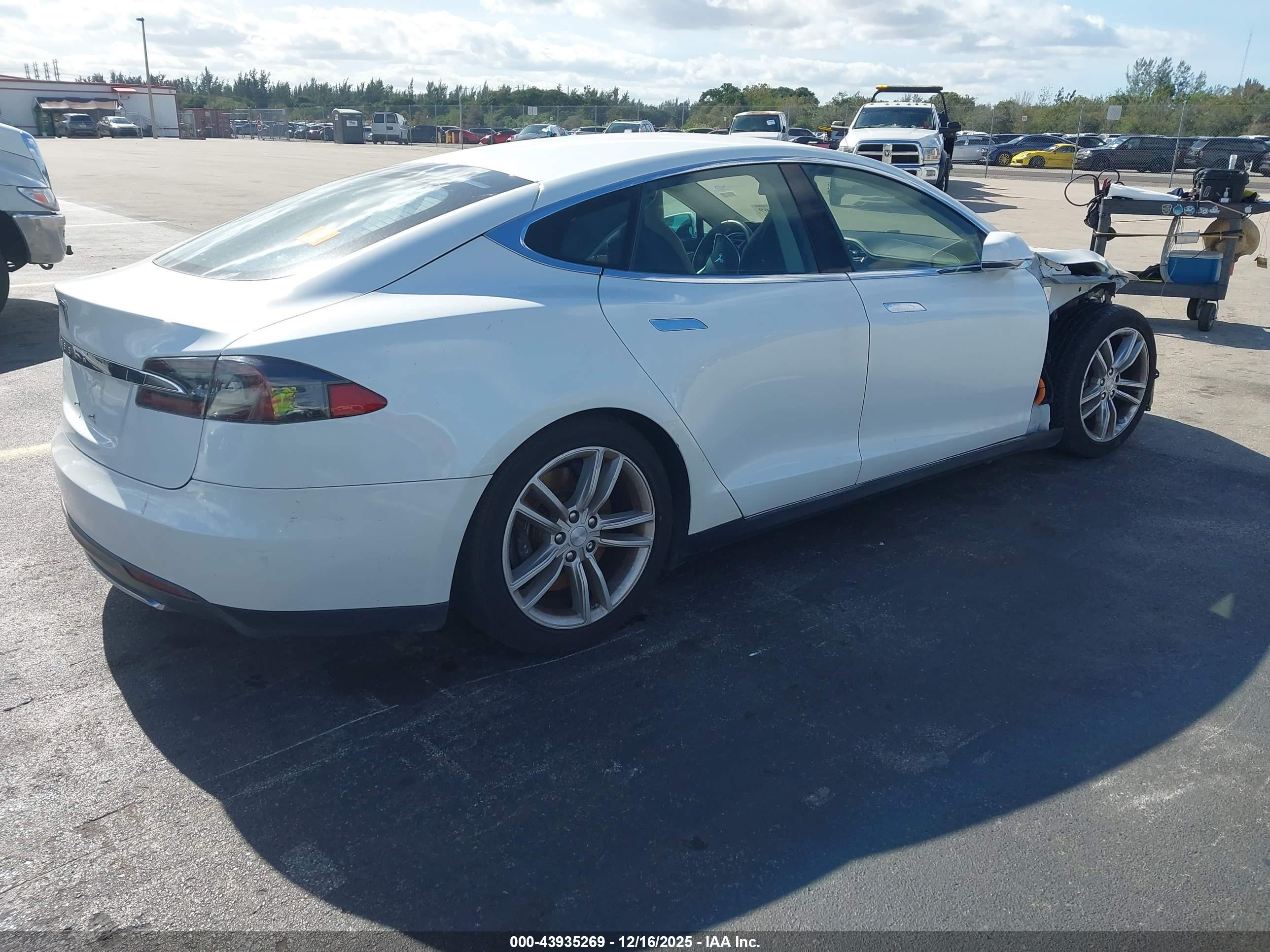 TESLA MODEL image 4