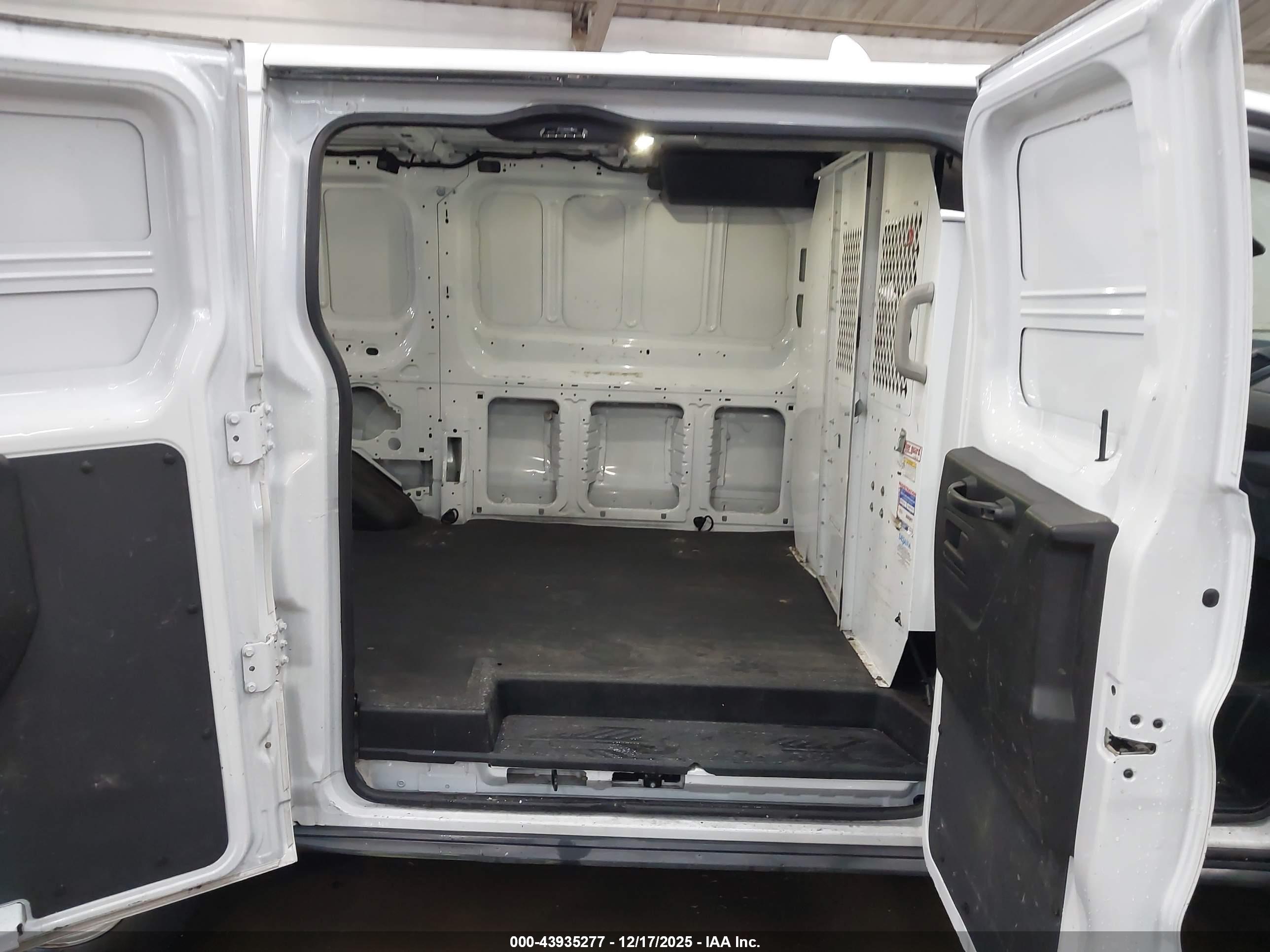FORD TRANSIT image 8