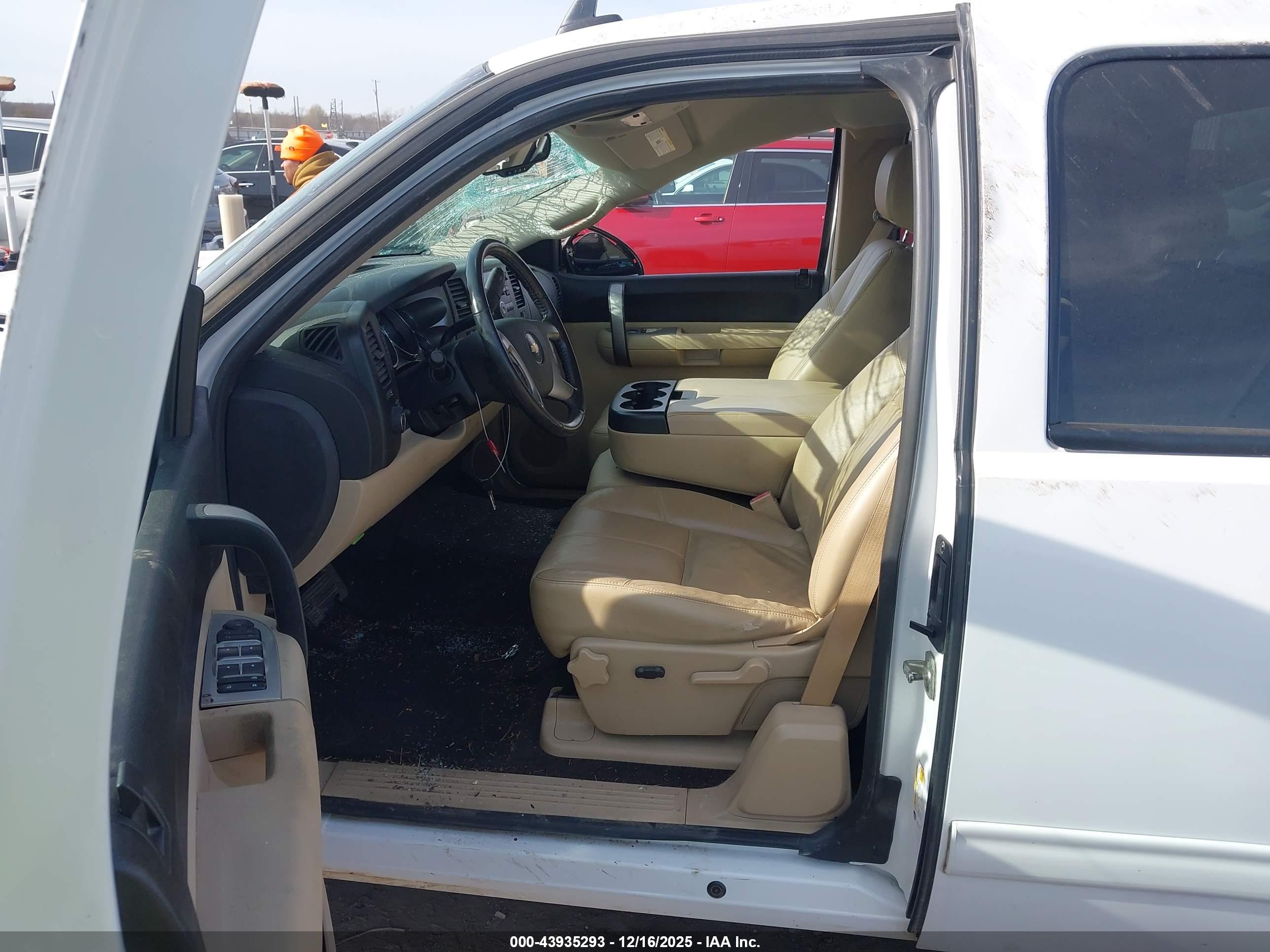 CHEVROLET SILVERADO image 5