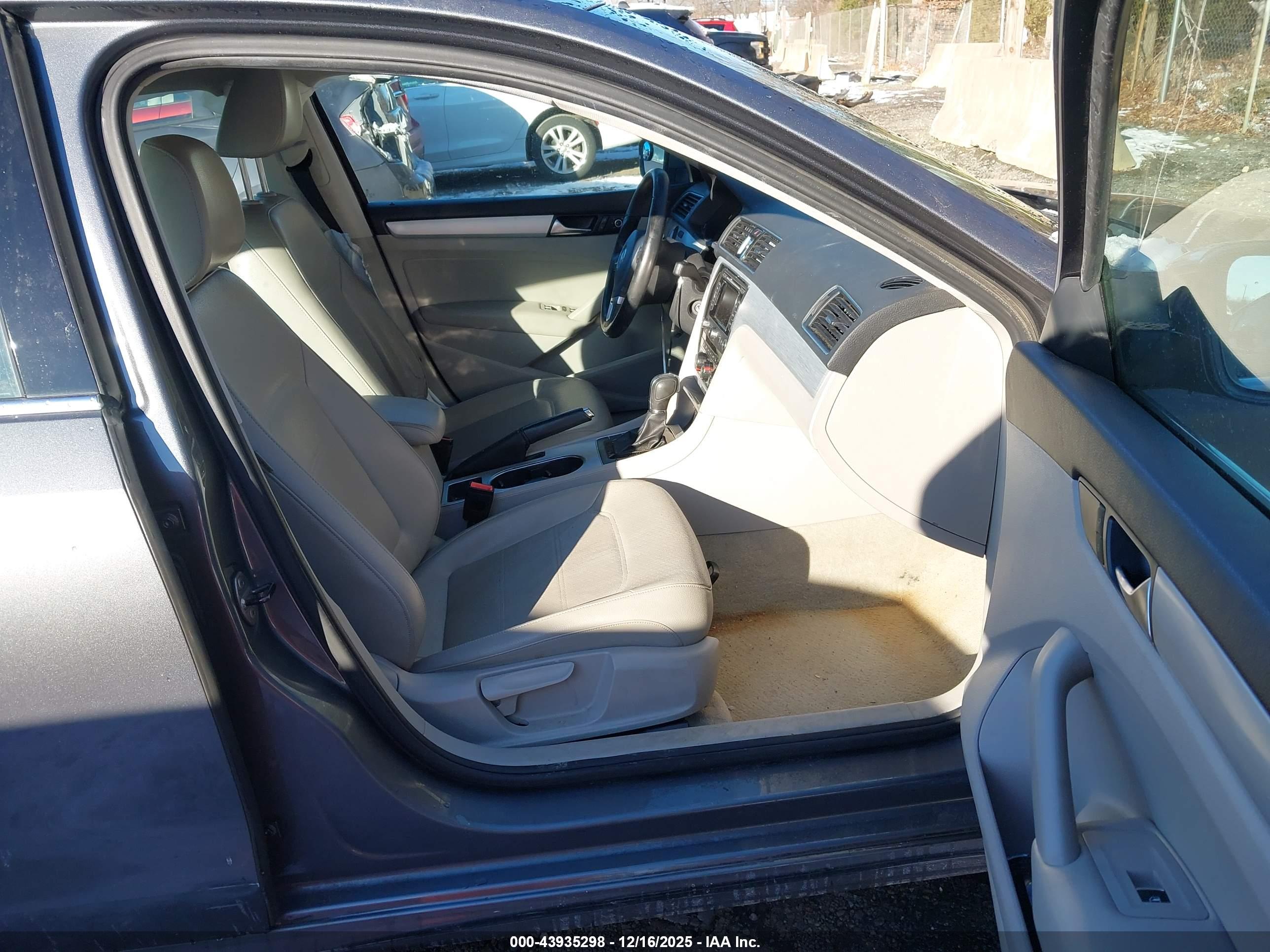 VOLKSWAGEN PASSAT image 5