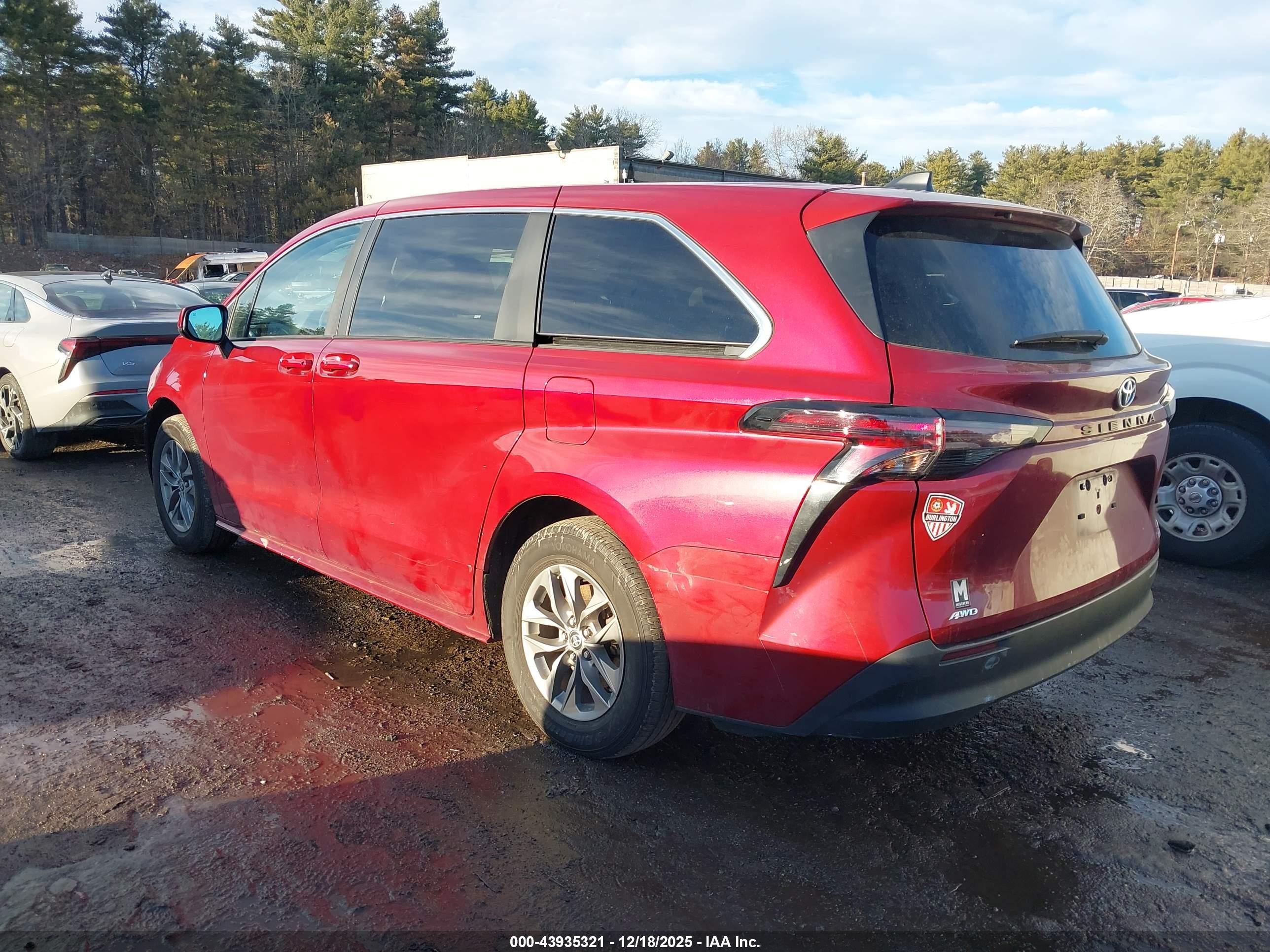 TOYOTA SIENNA image 3