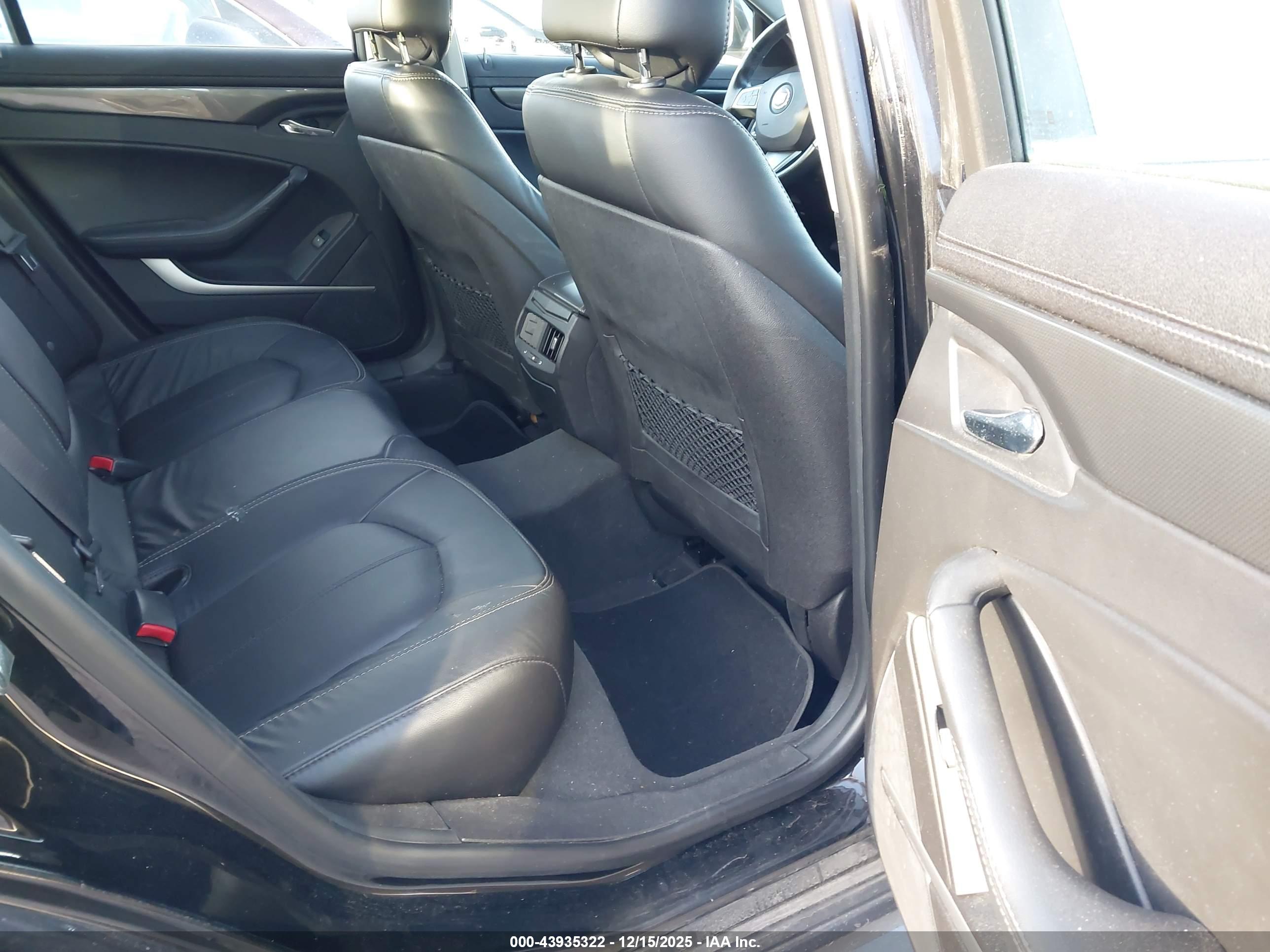 CADILLAC CTS image 8