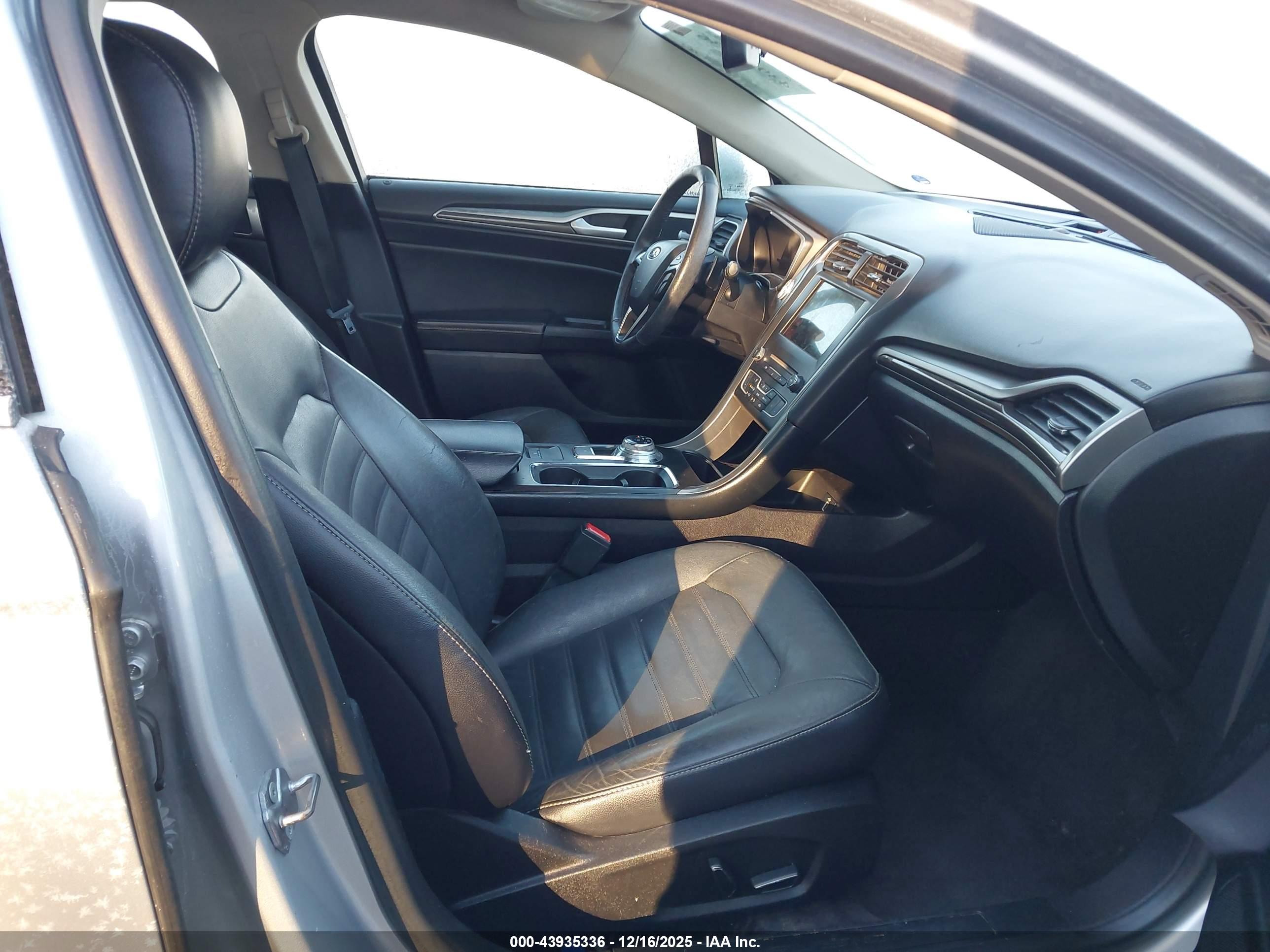 FORD FUSION image 5