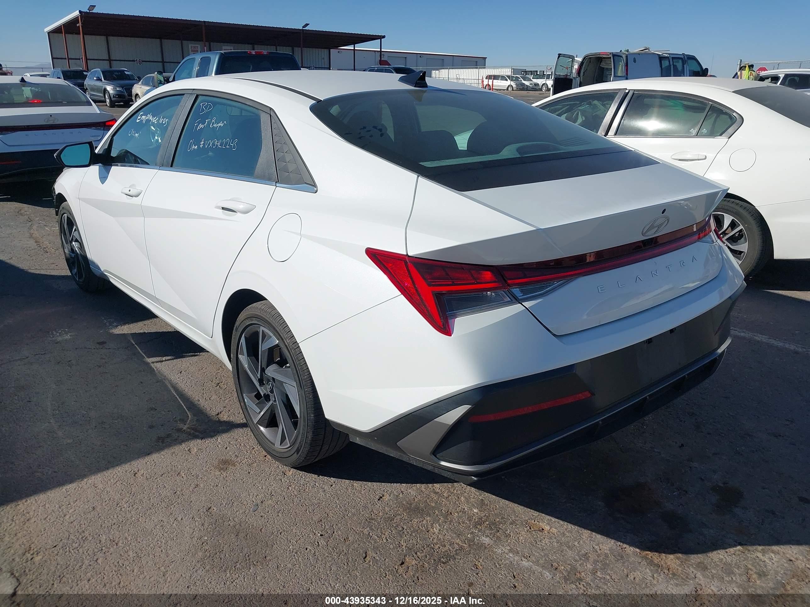 HYUNDAI ELANTRA image 3