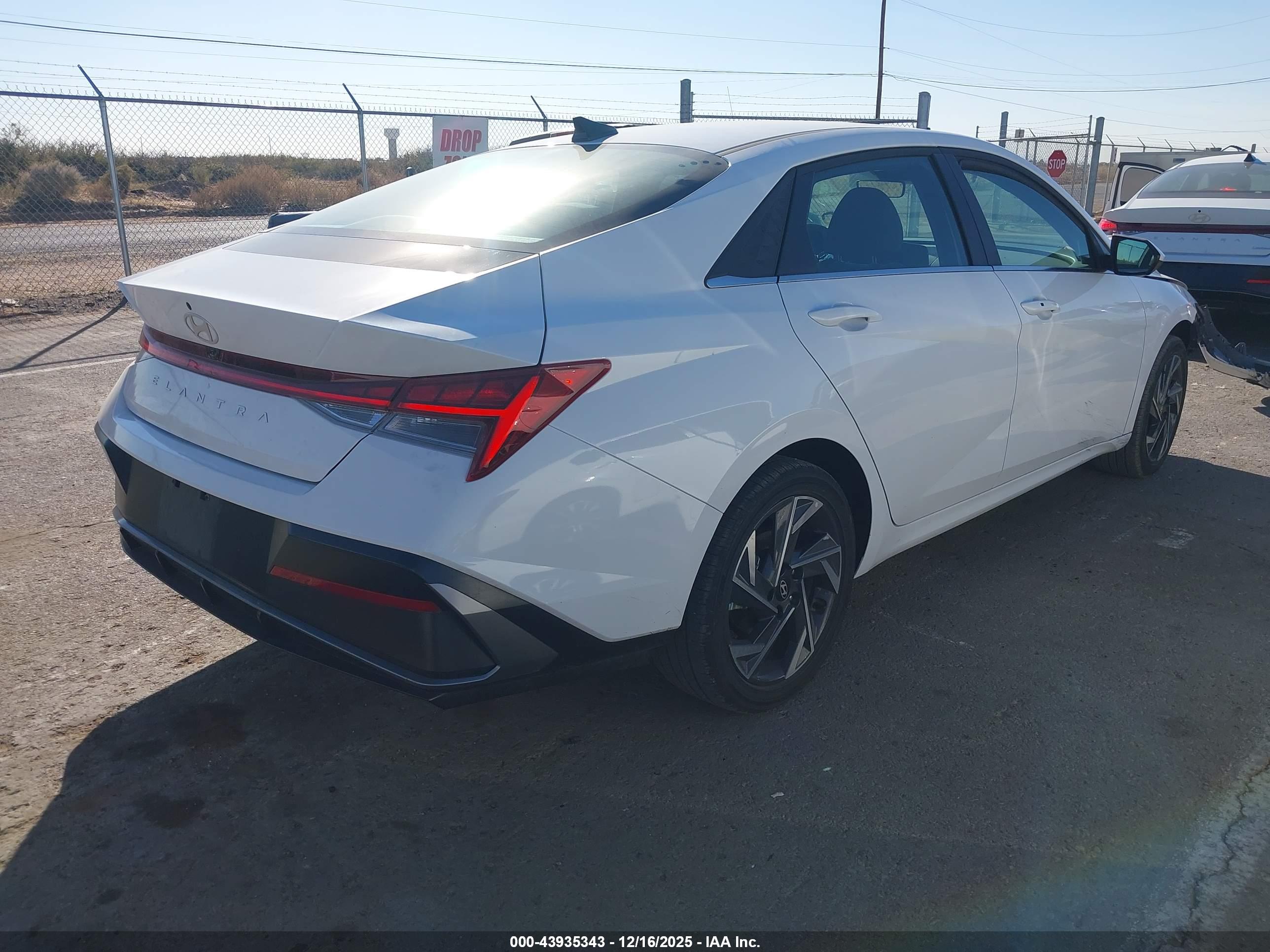 HYUNDAI ELANTRA image 4