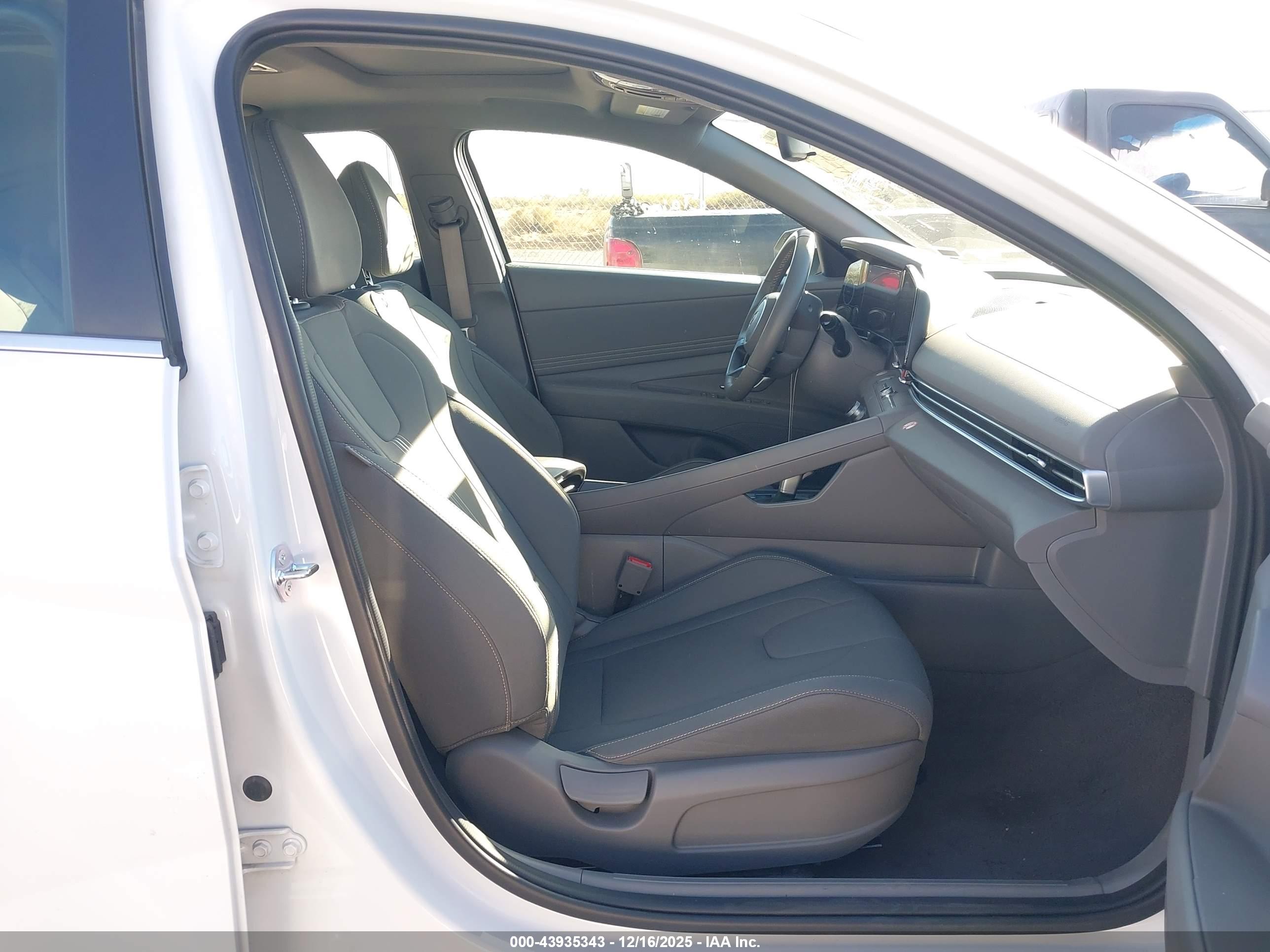 HYUNDAI ELANTRA image 5