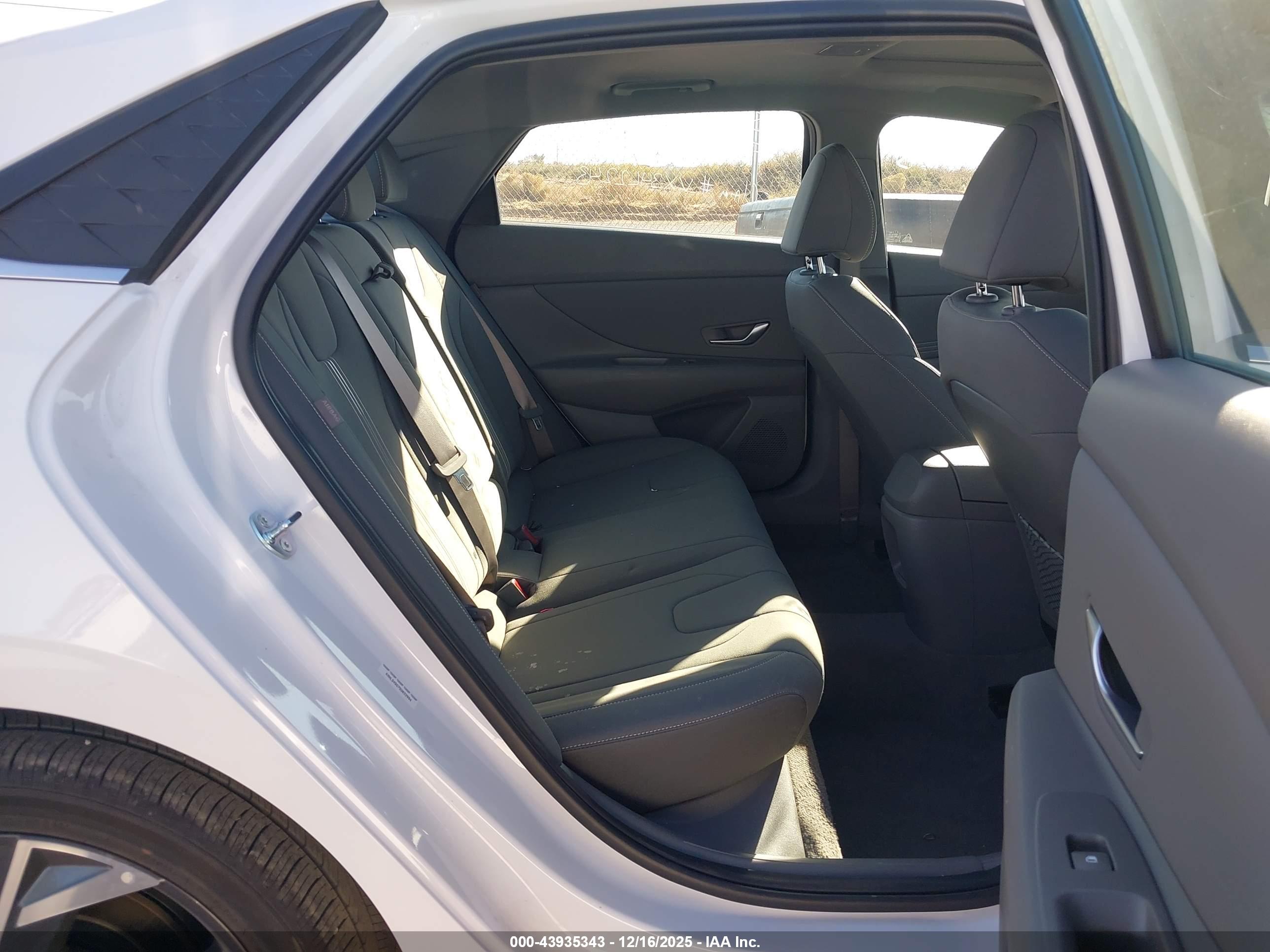 HYUNDAI ELANTRA image 8
