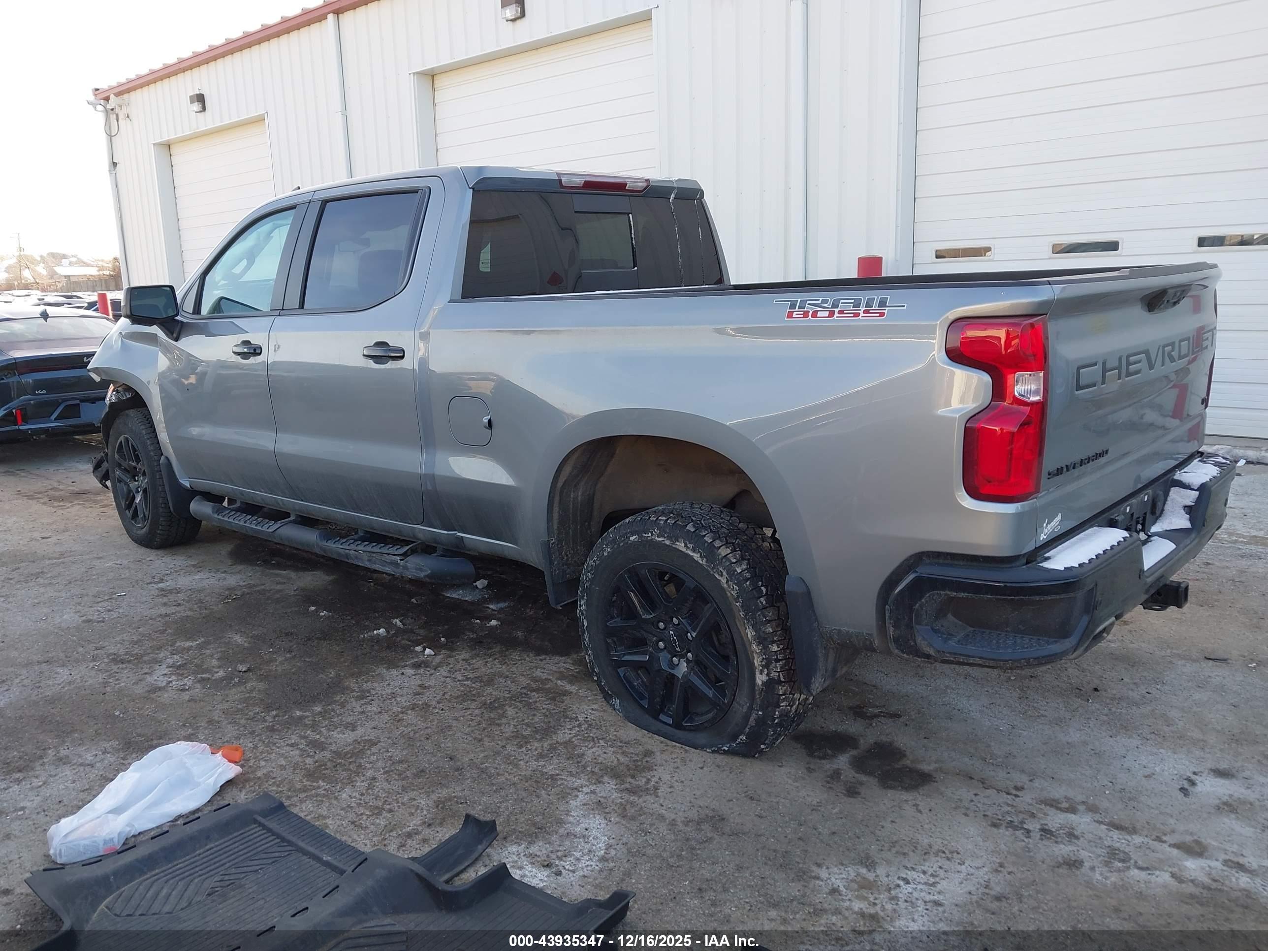 CHEVROLET SILVERADO image 3