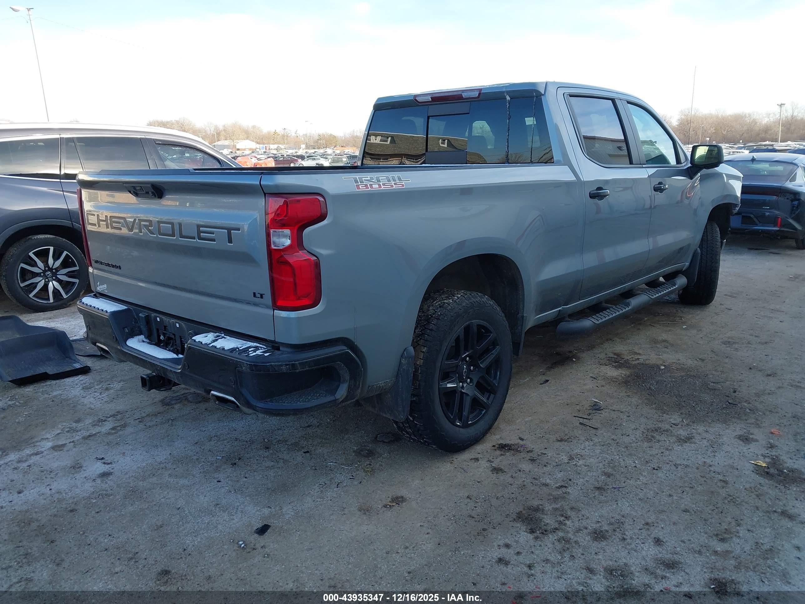 CHEVROLET SILVERADO image 4
