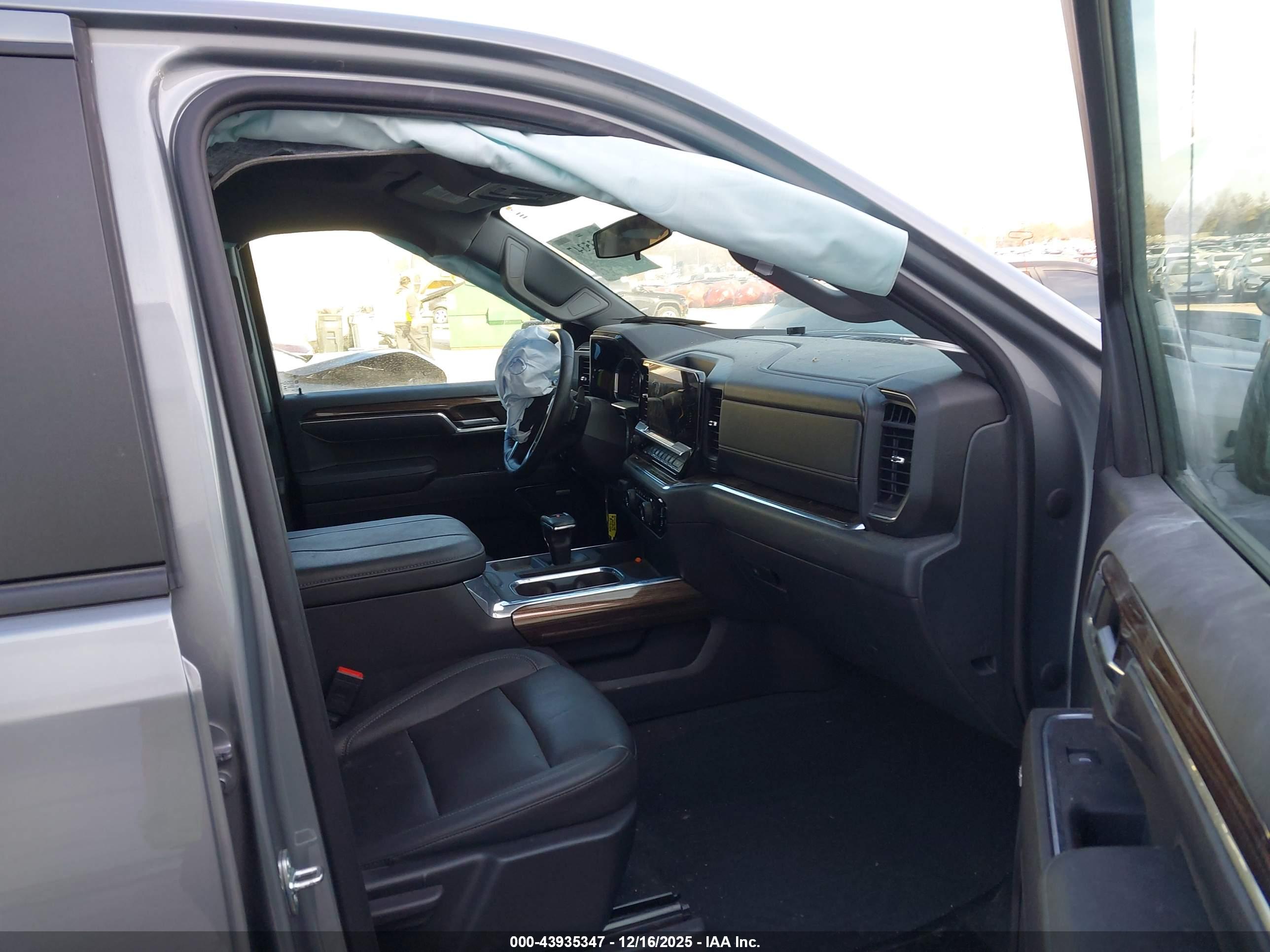 CHEVROLET SILVERADO image 5