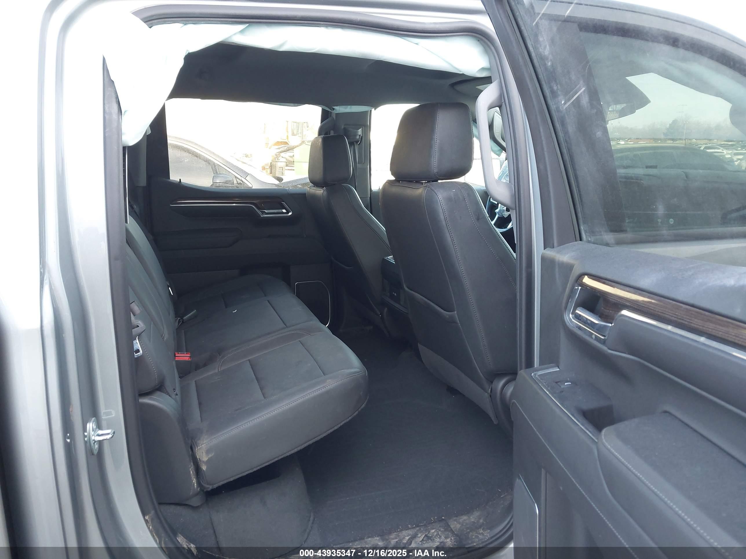 CHEVROLET SILVERADO image 8