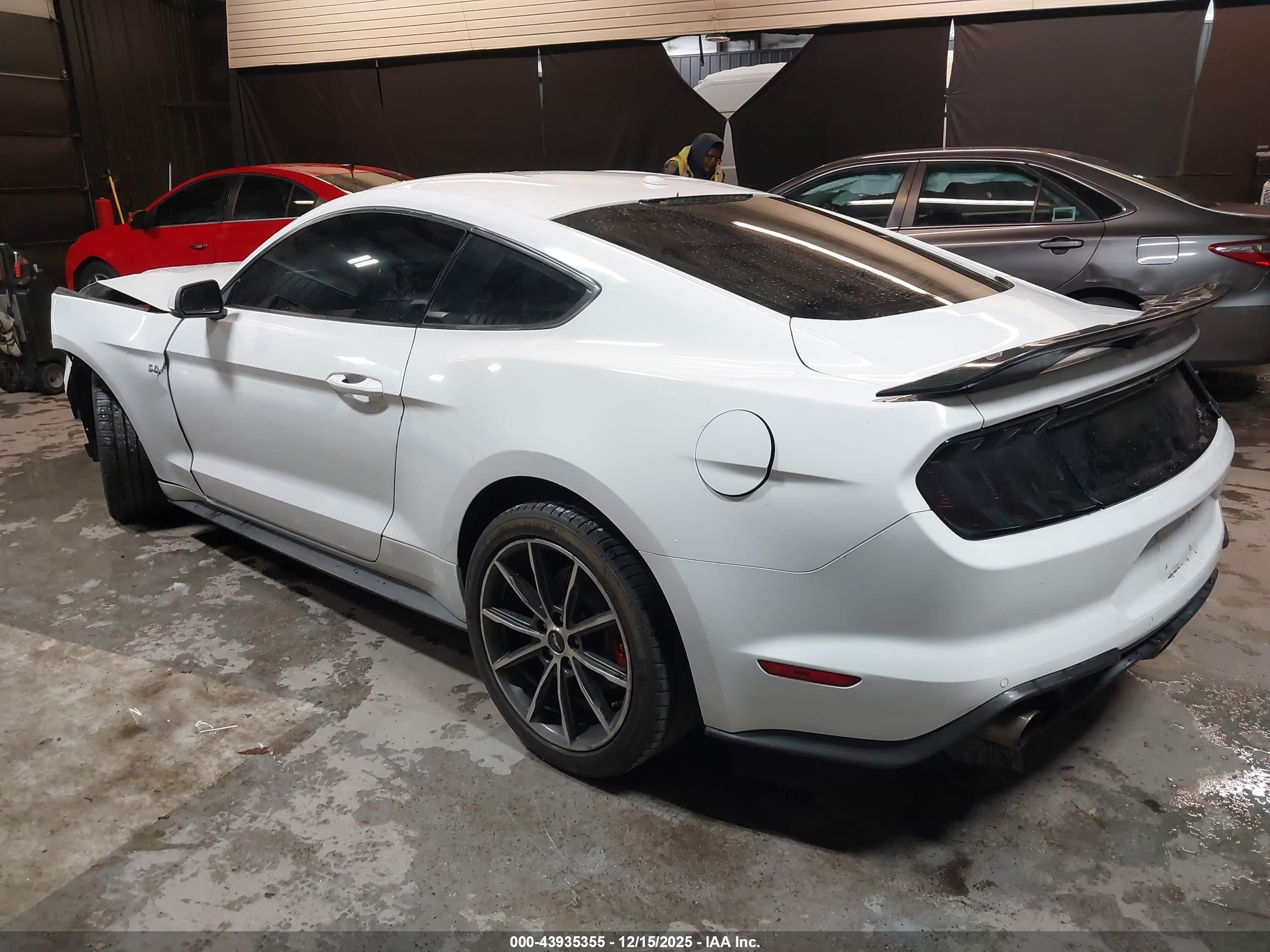 FORD MUSTANG image 3
