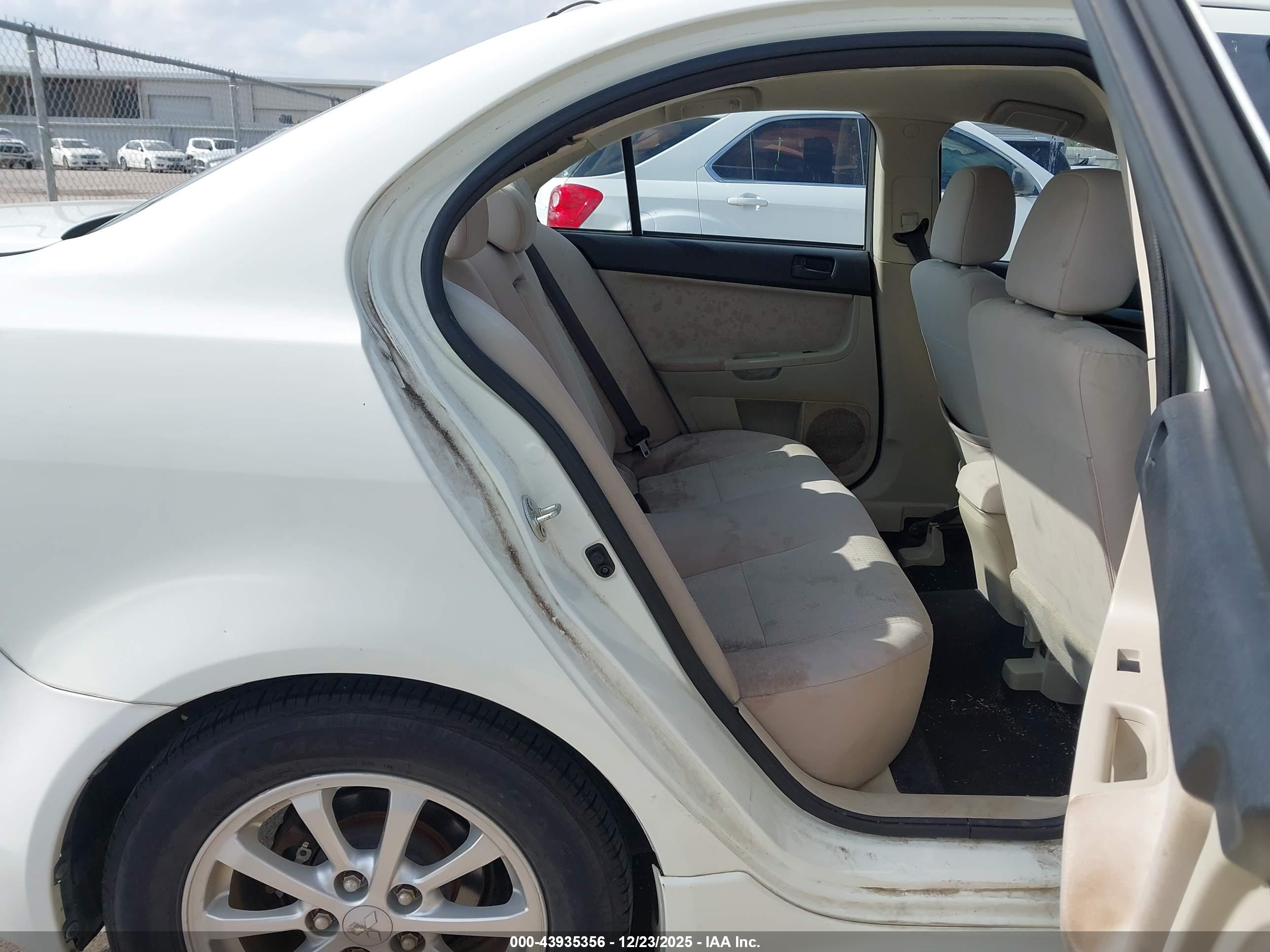 MITSUBISHI LANCER image 8