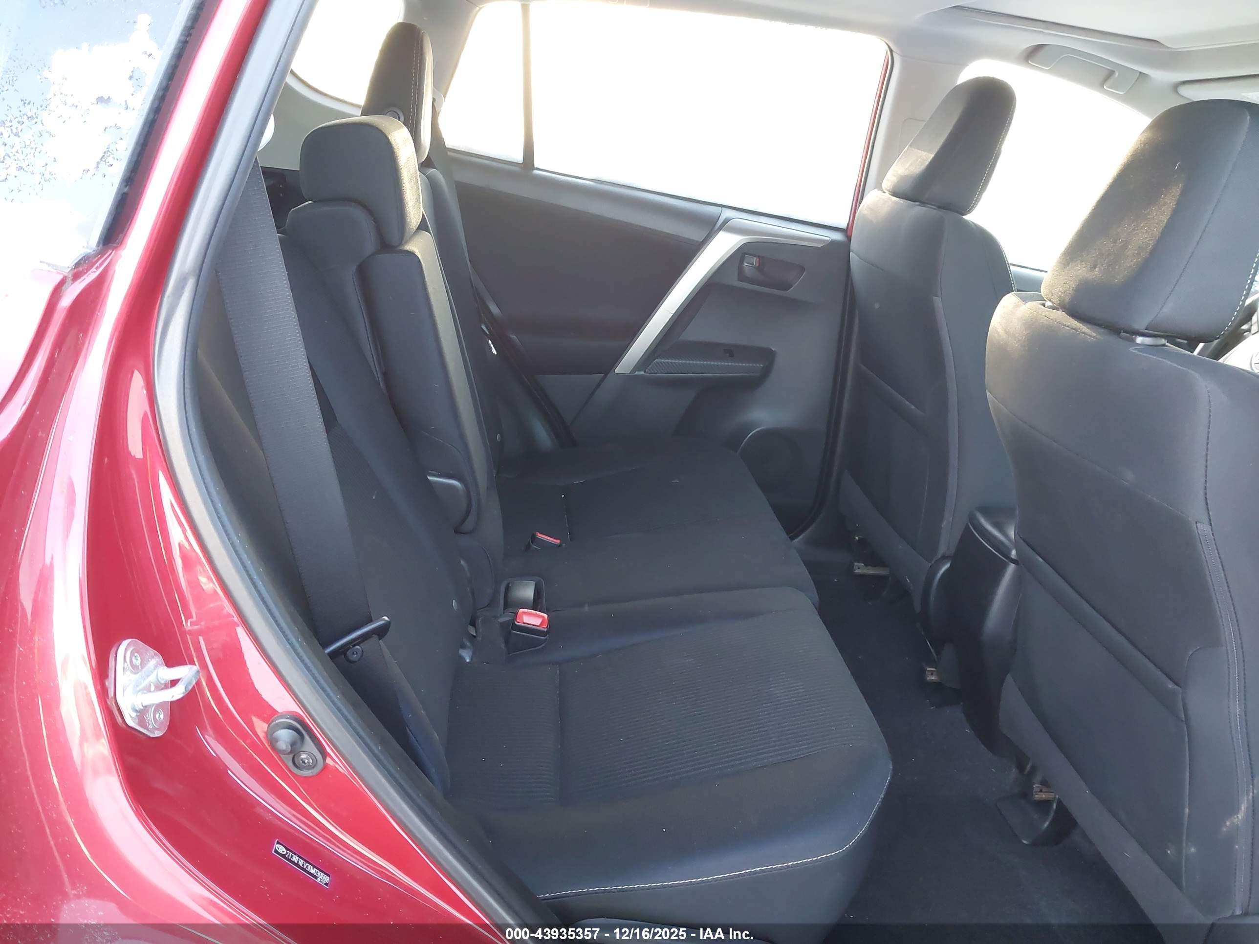 TOYOTA RAV4 image 8