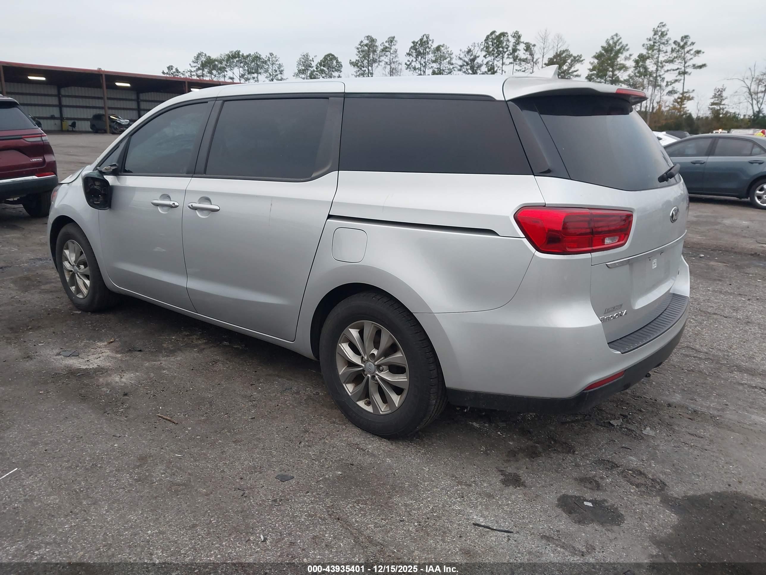 KIA SEDONA image 3