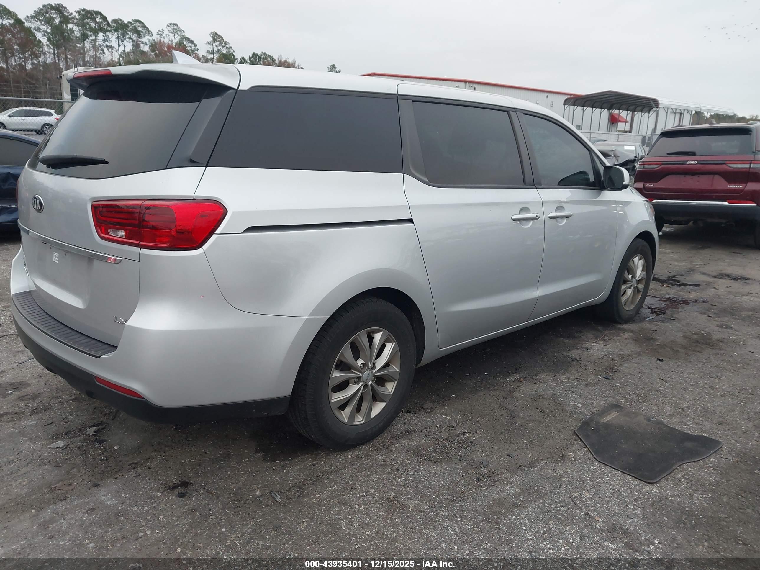 KIA SEDONA image 4