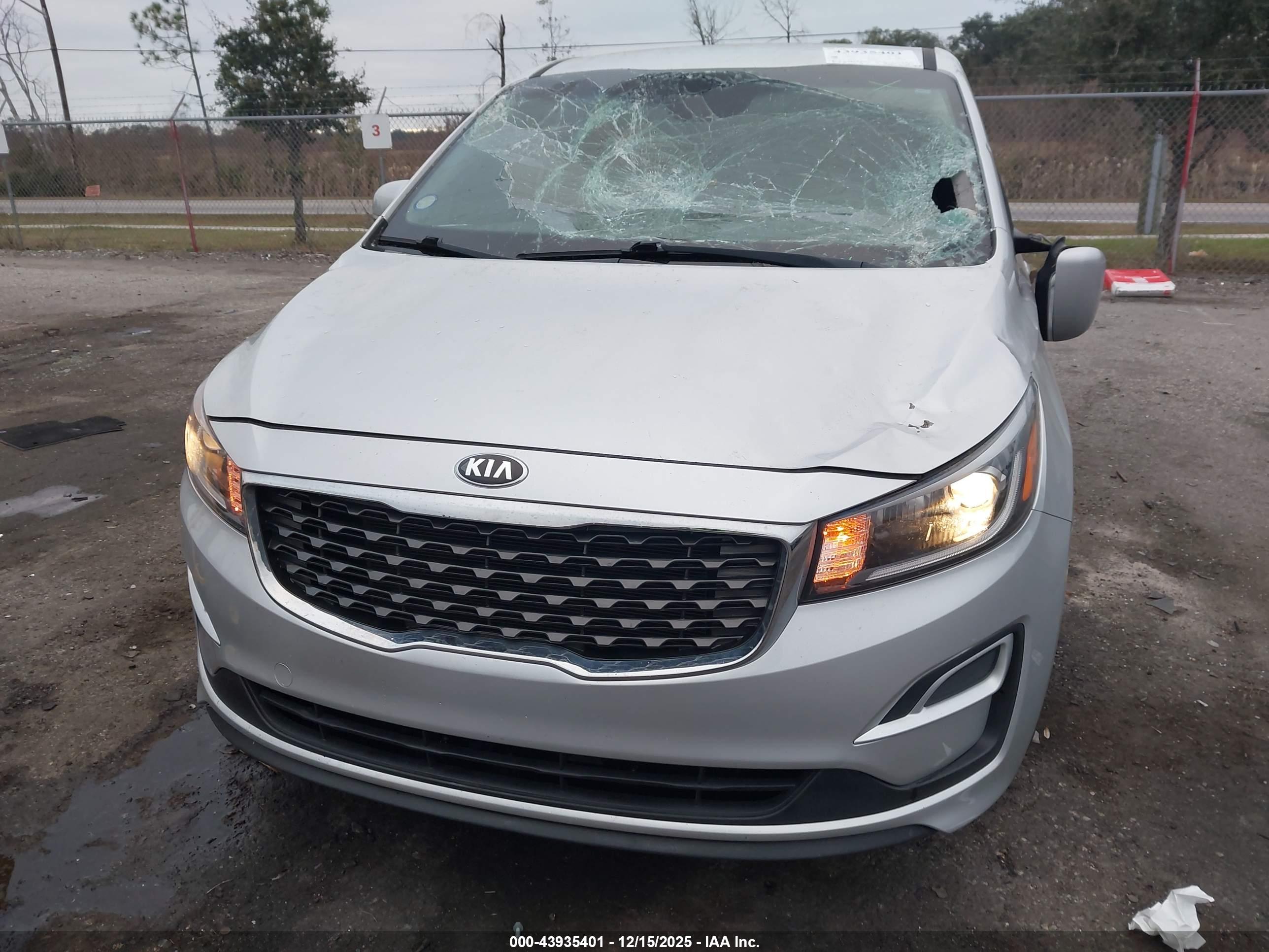 KIA SEDONA image 6