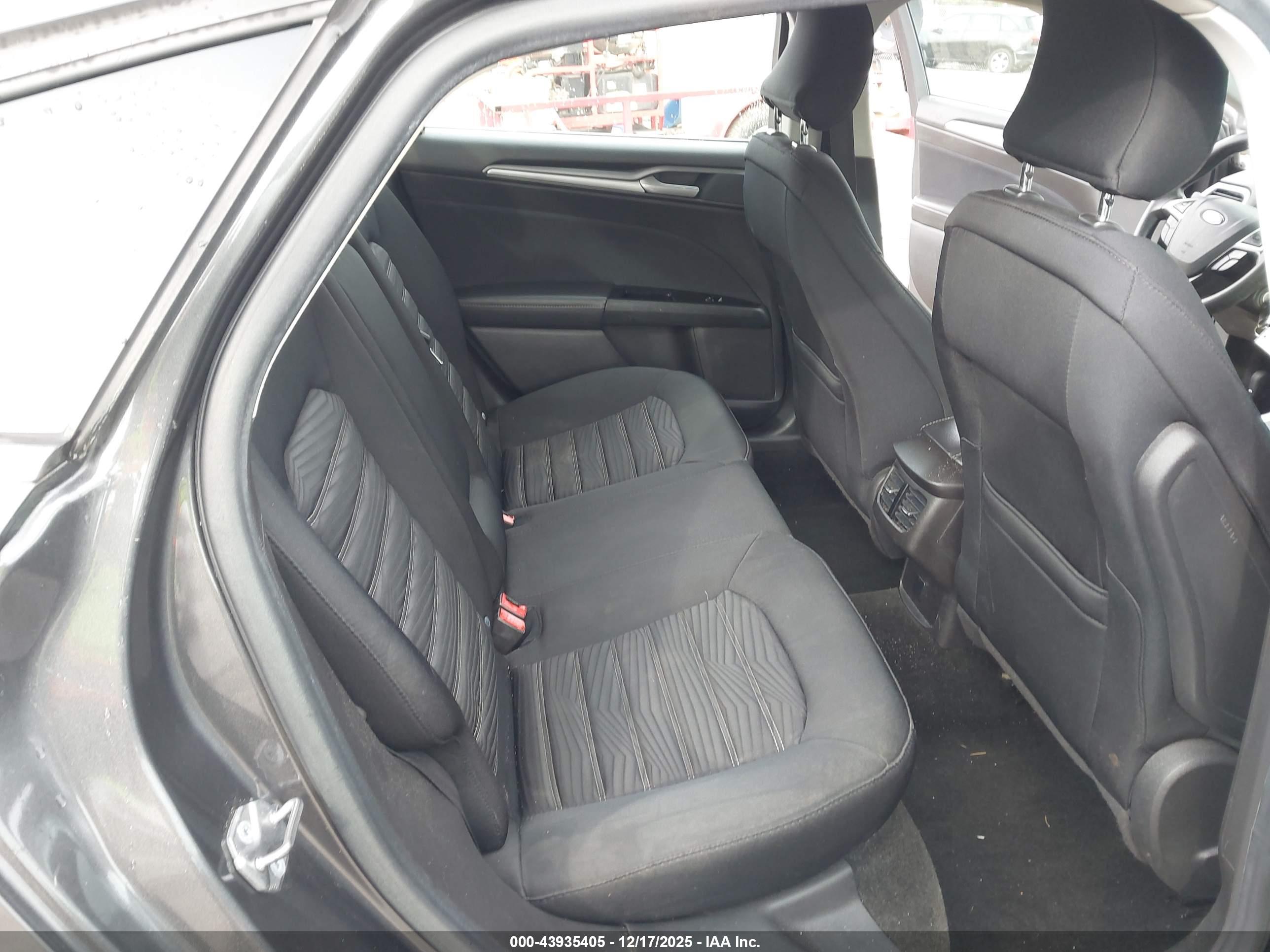 FORD FUSION image 8