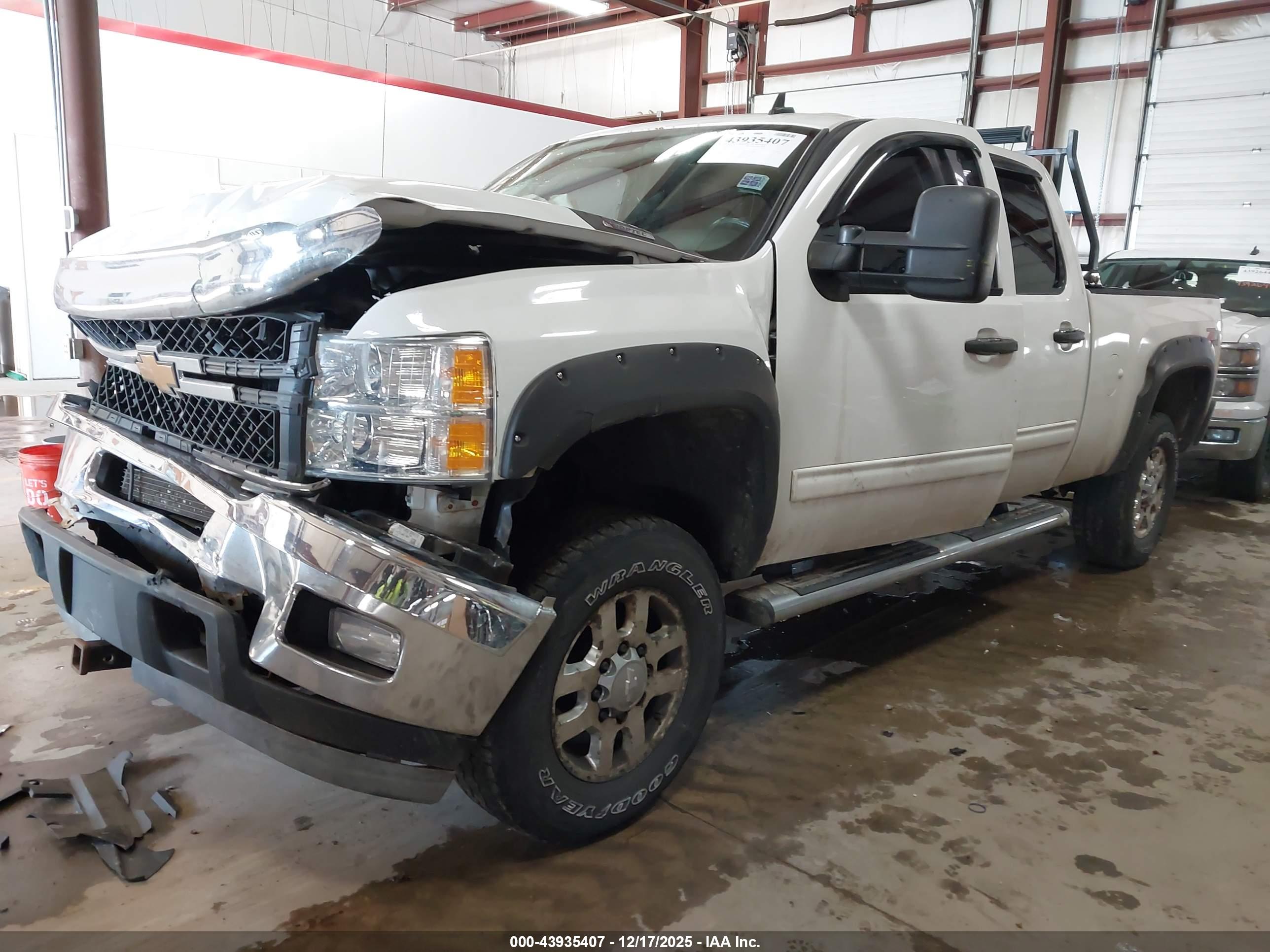 CHEVROLET SILVERADO image 2