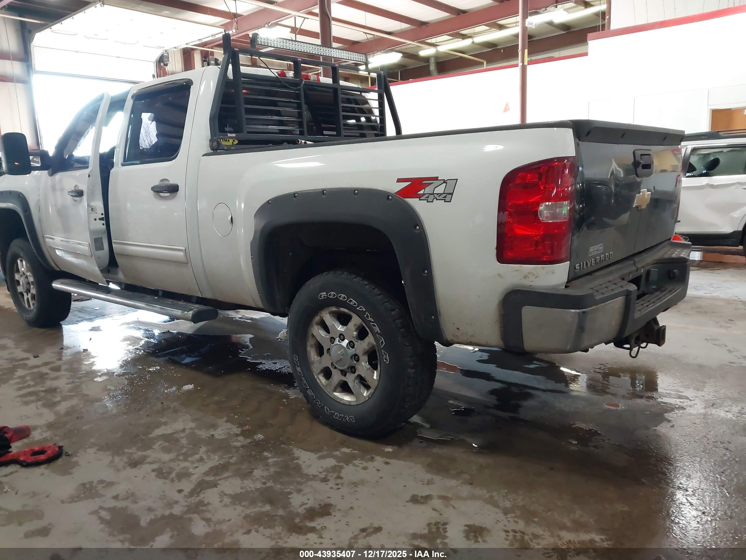 CHEVROLET SILVERADO image 3