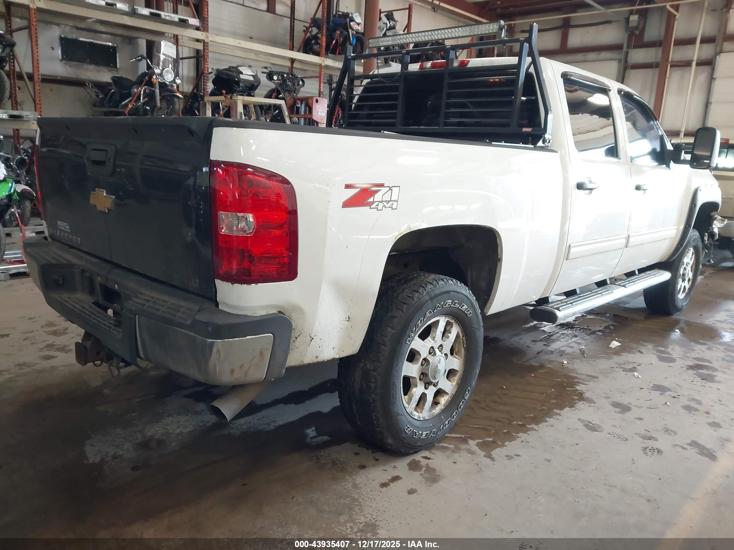 CHEVROLET SILVERADO image 4