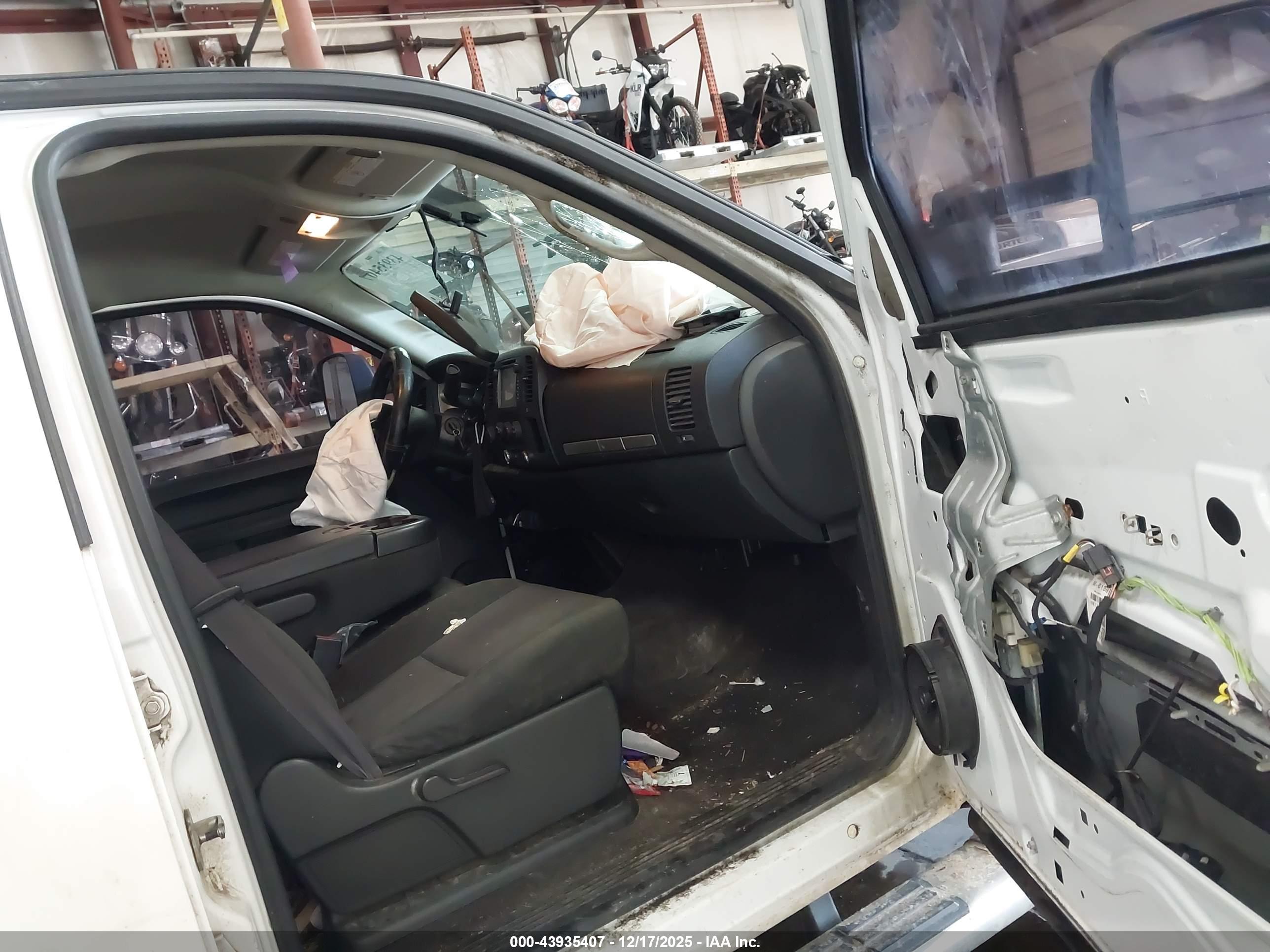CHEVROLET SILVERADO image 5