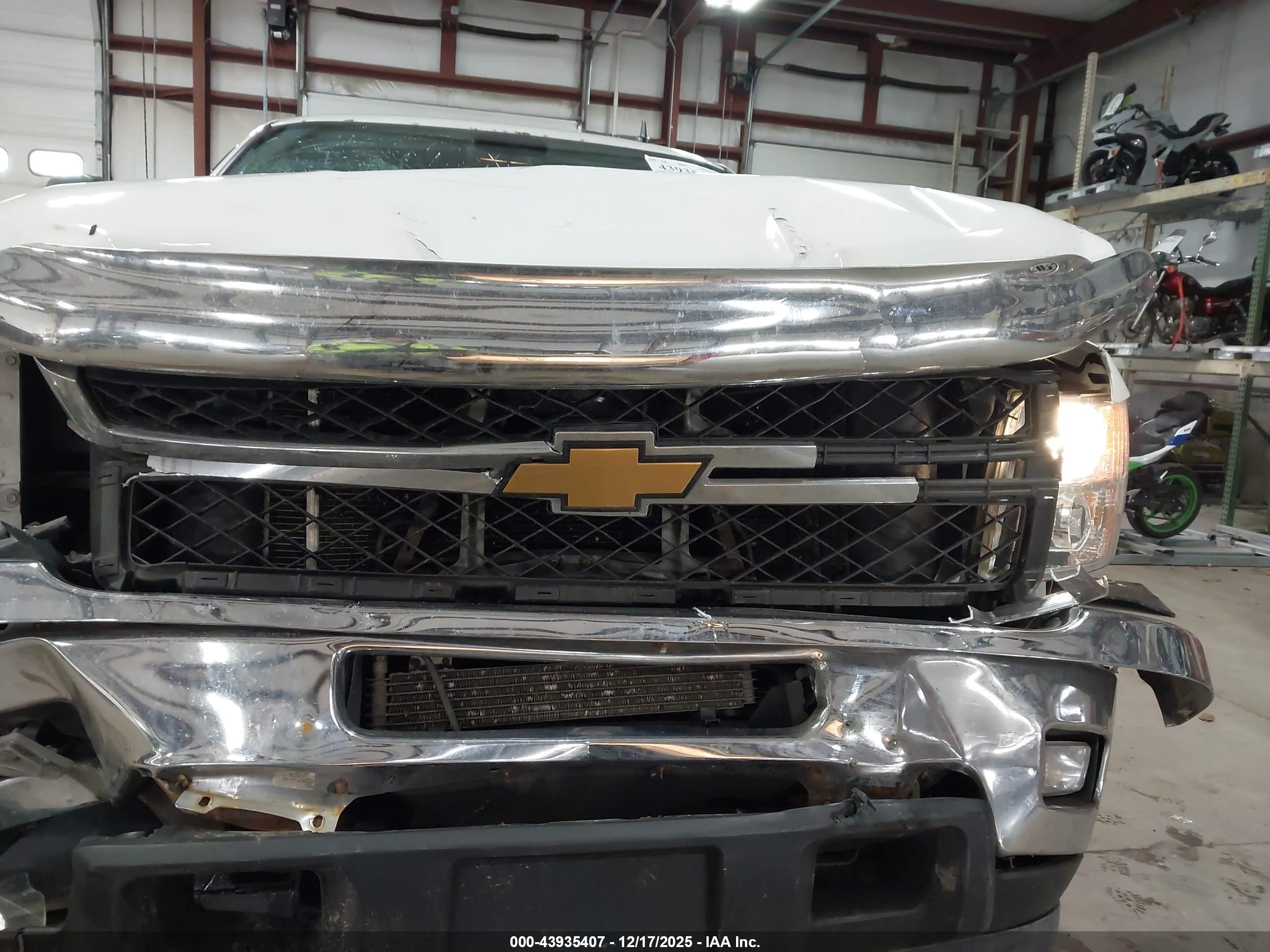 CHEVROLET SILVERADO image 6