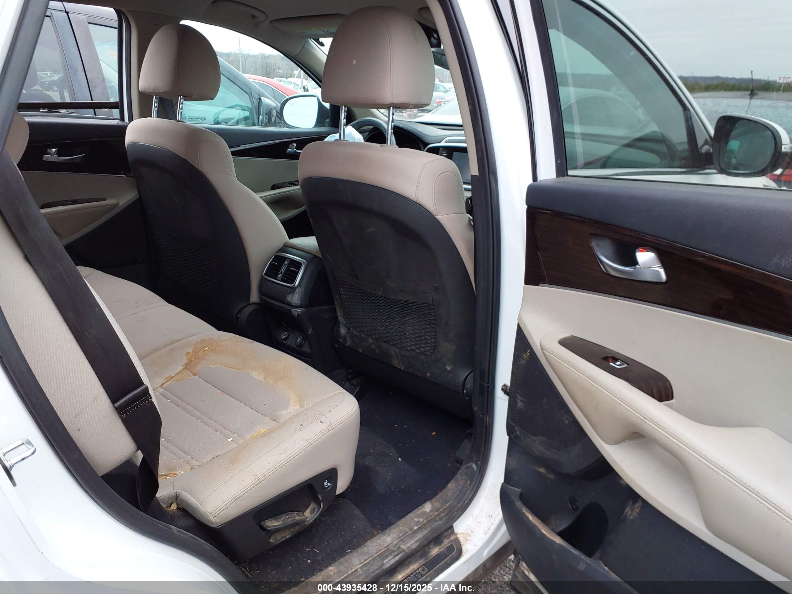 KIA SORENTO image 8