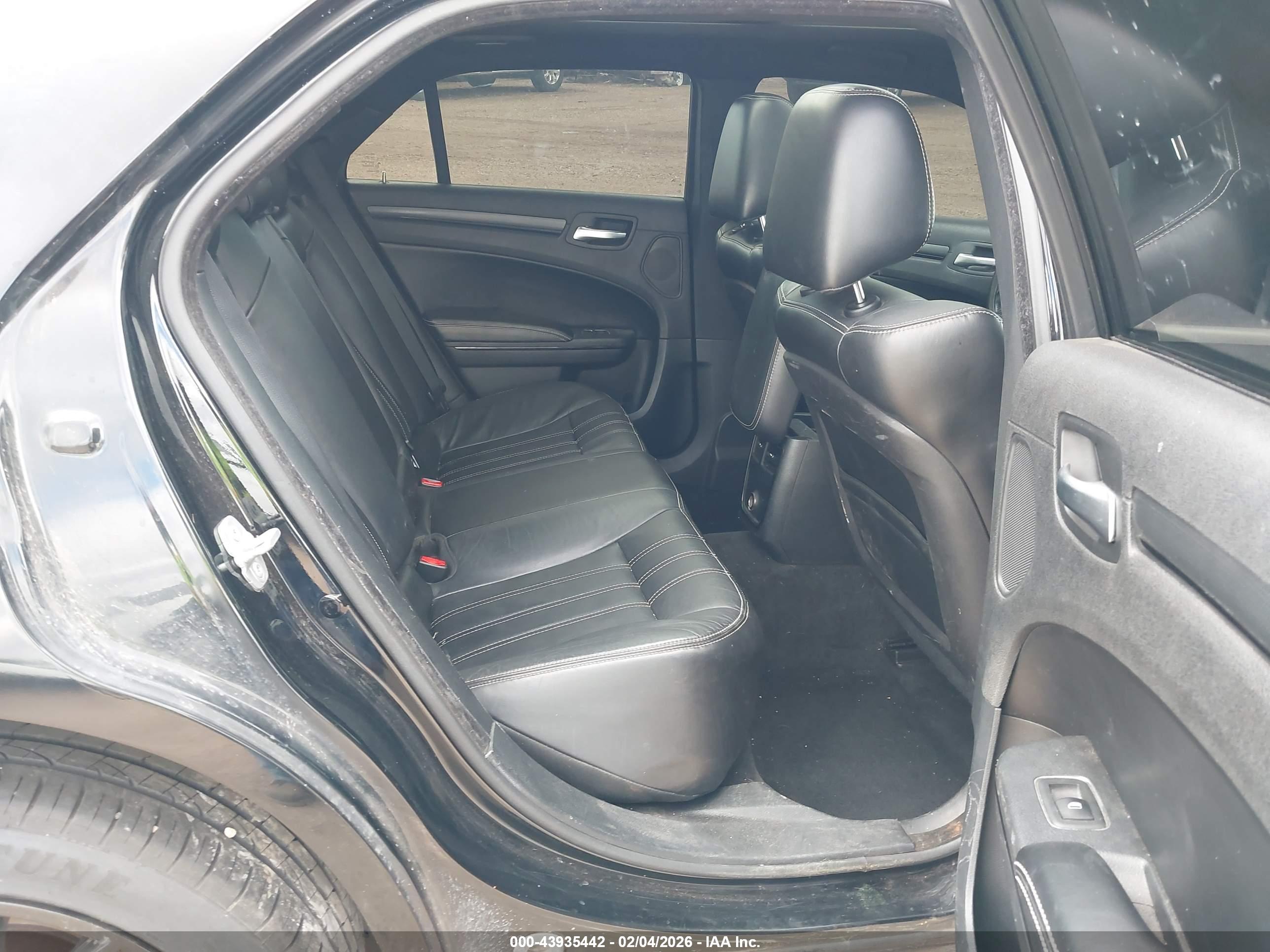 CHRYSLER 300 image 8