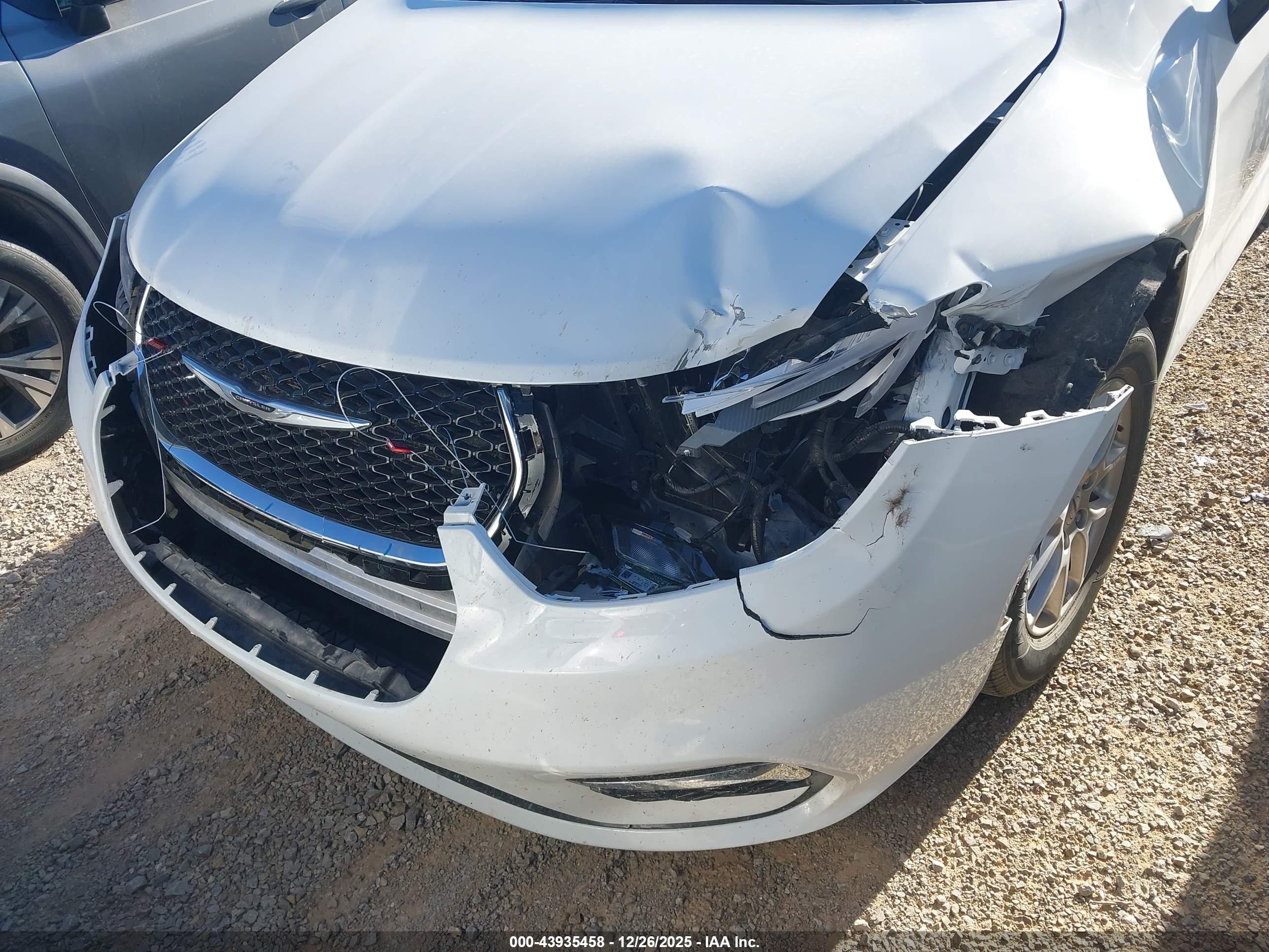 CHRYSLER PACIFICA image 6