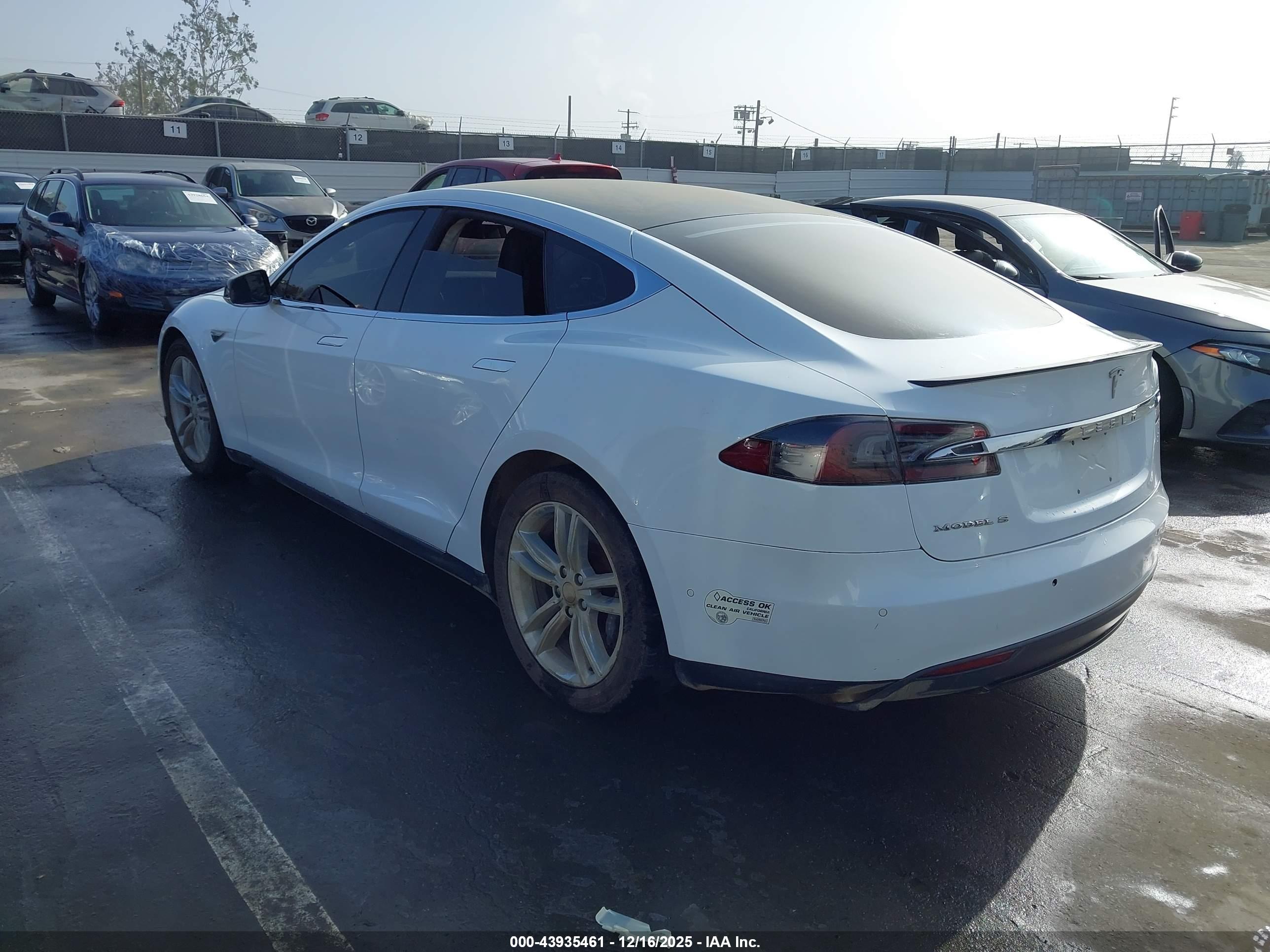 TESLA MODEL image 3