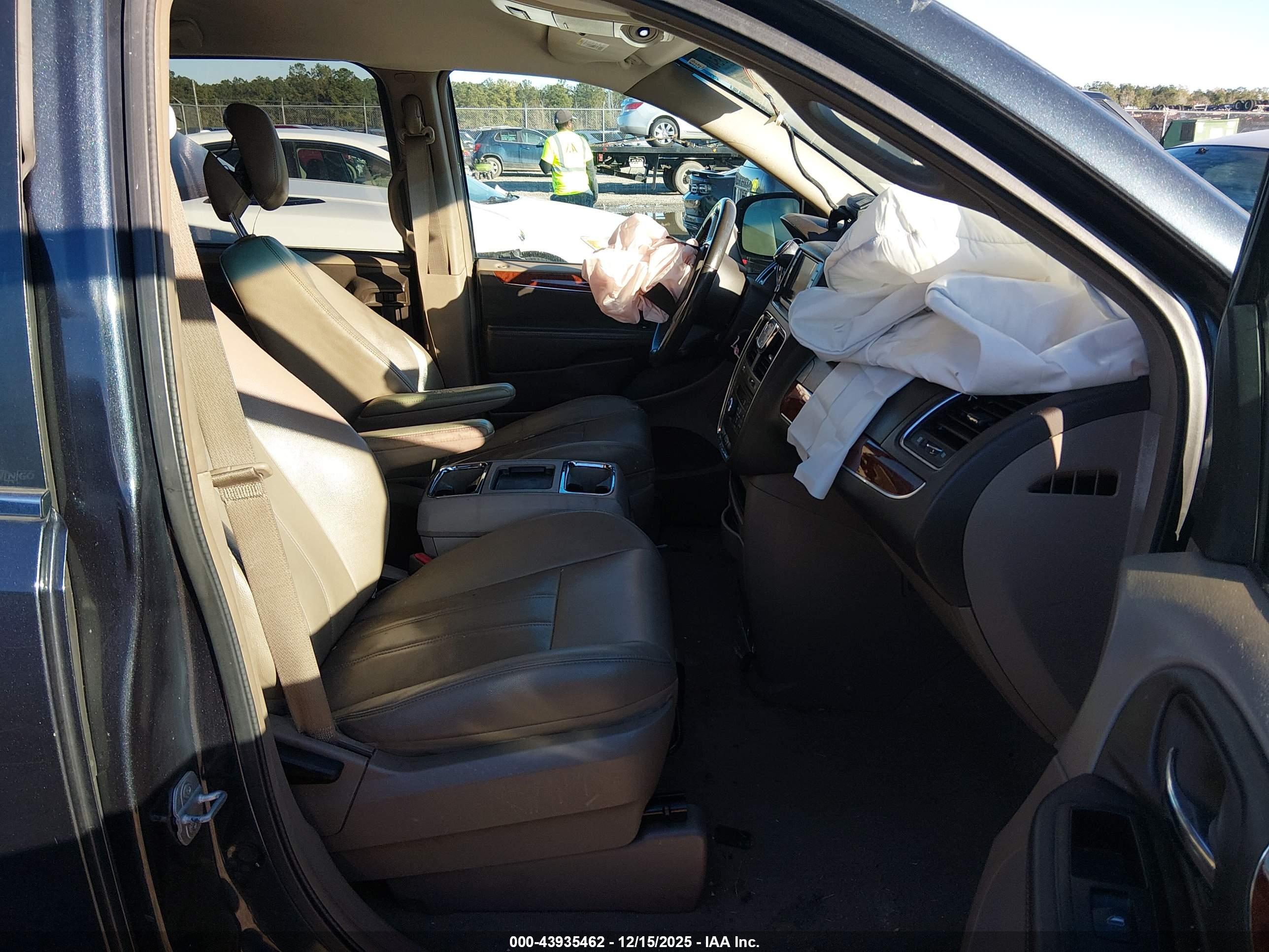 CHRYSLER TOWN image 5