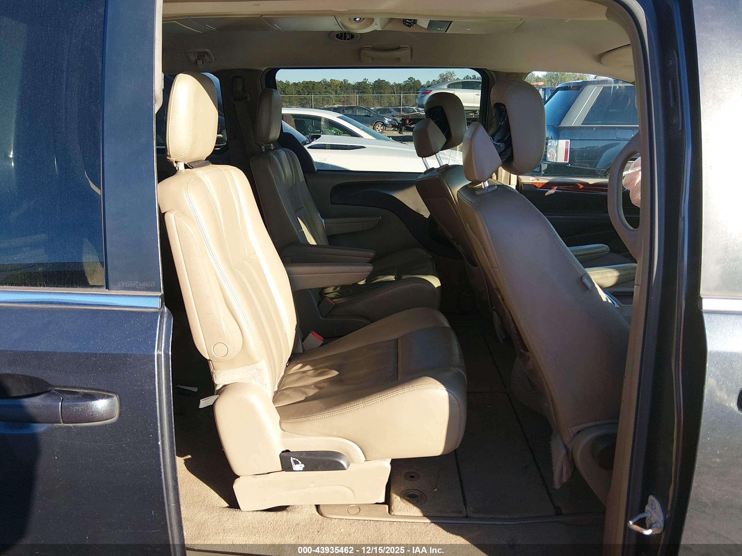 CHRYSLER TOWN image 8