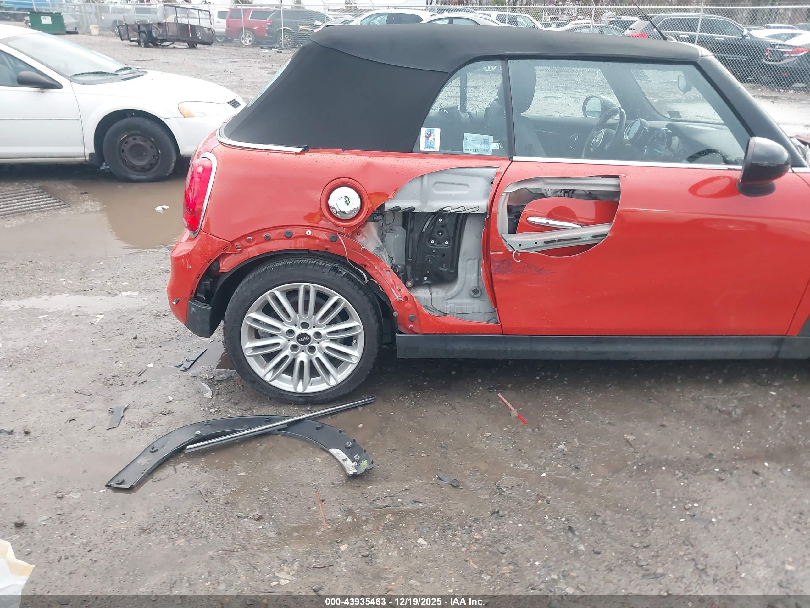 MINI CONVERTIBLE image 6