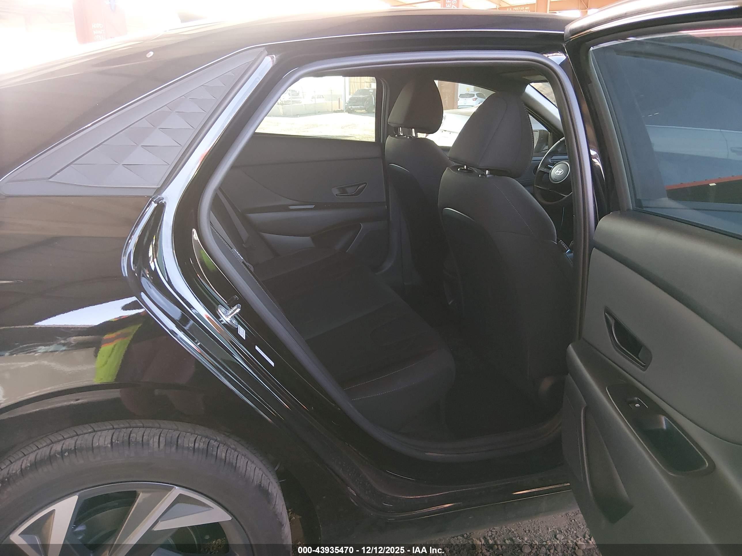 HYUNDAI ELANTRA image 8