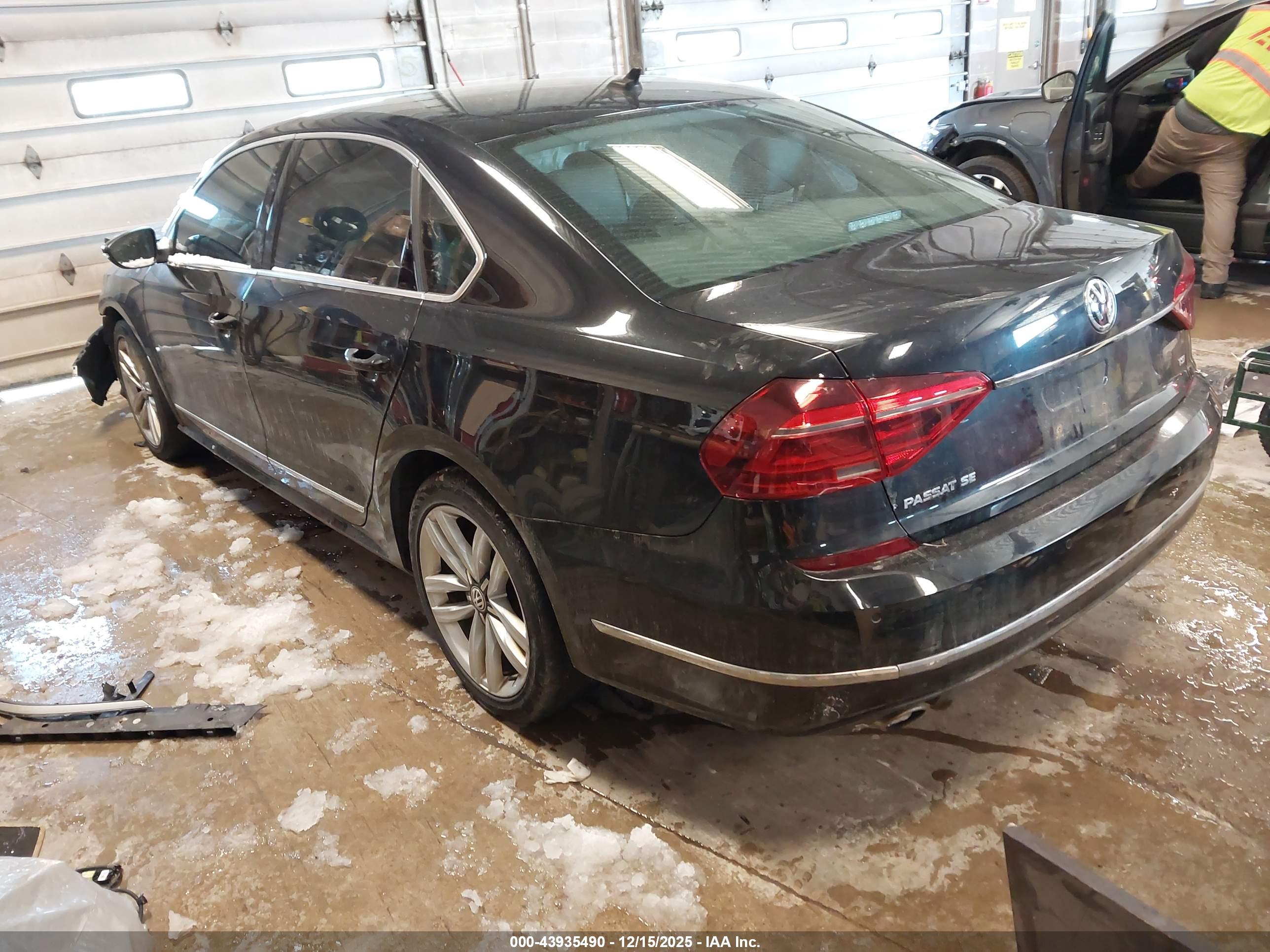 VOLKSWAGEN PASSAT image 3