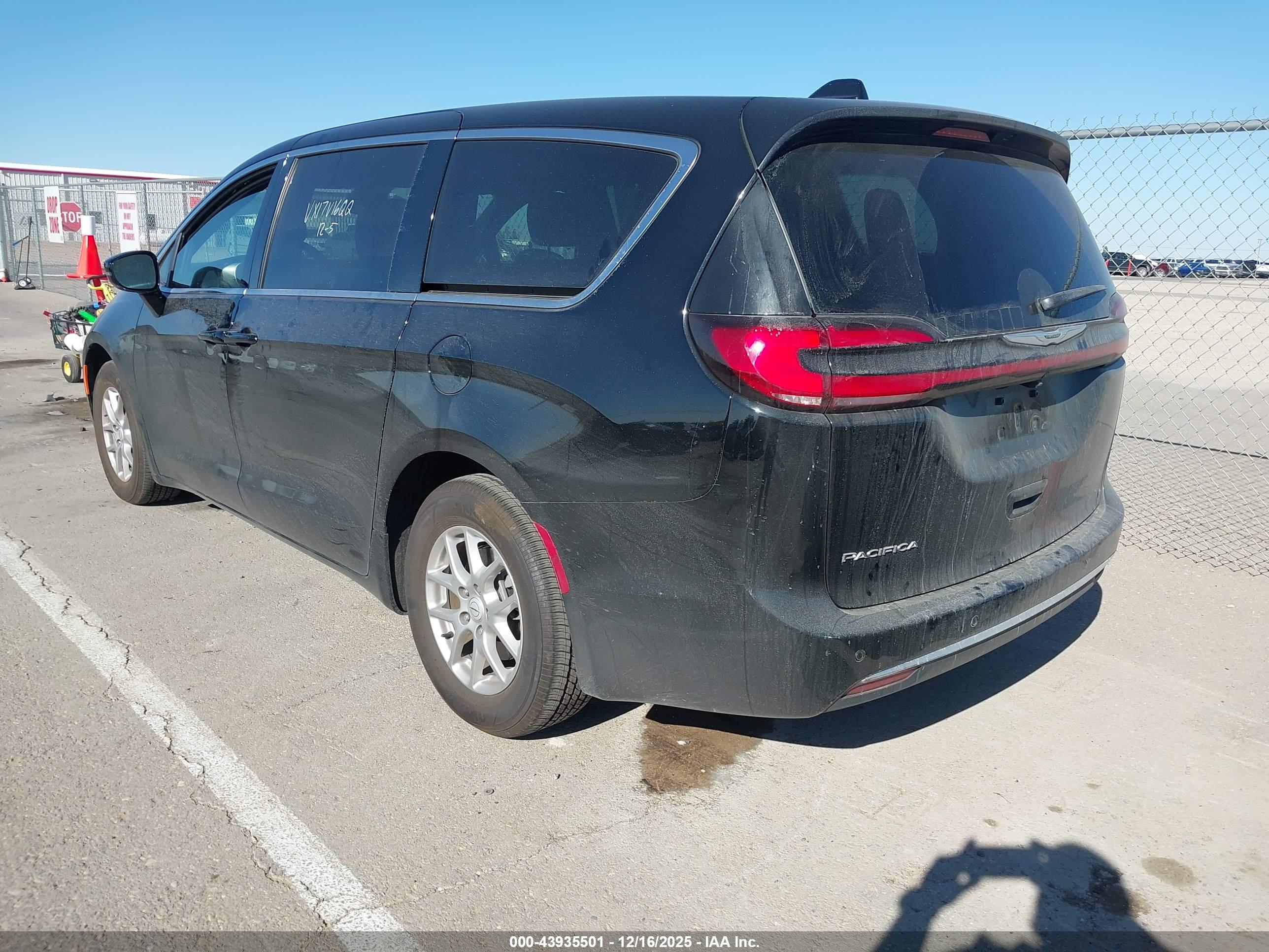 CHRYSLER PACIFICA image 3