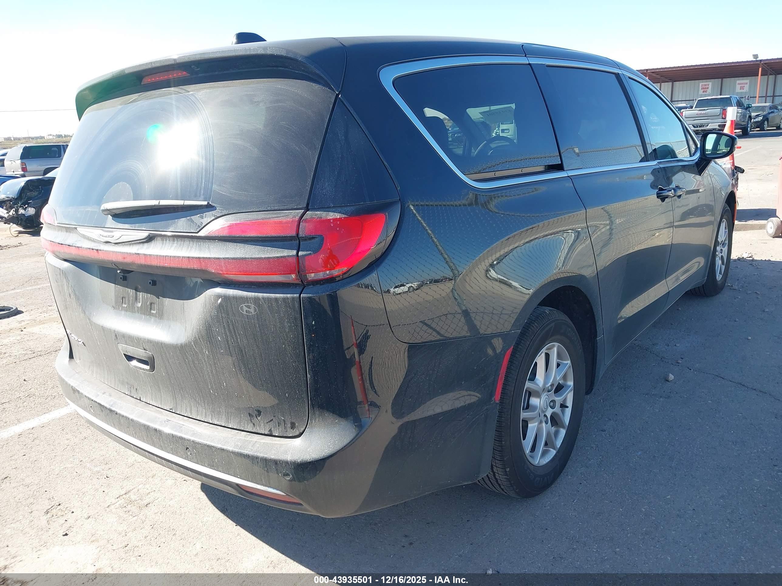 CHRYSLER PACIFICA image 4