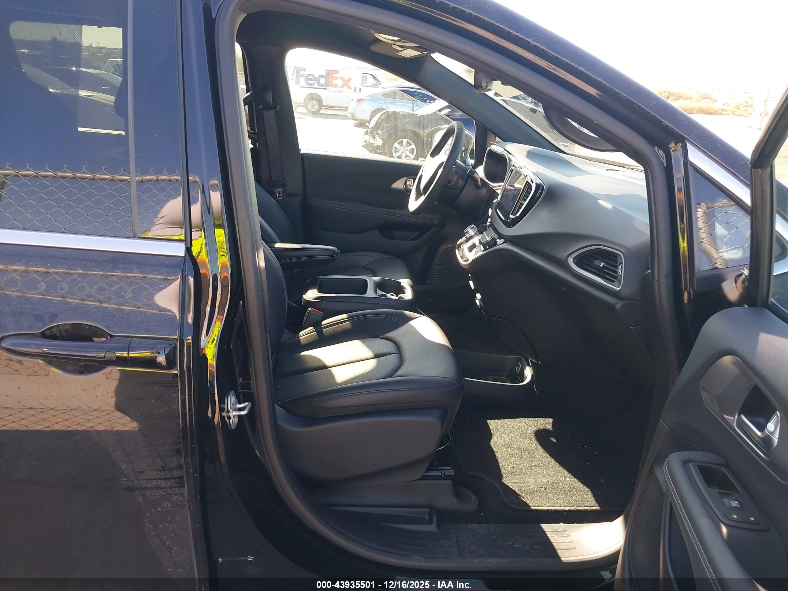 CHRYSLER PACIFICA image 5