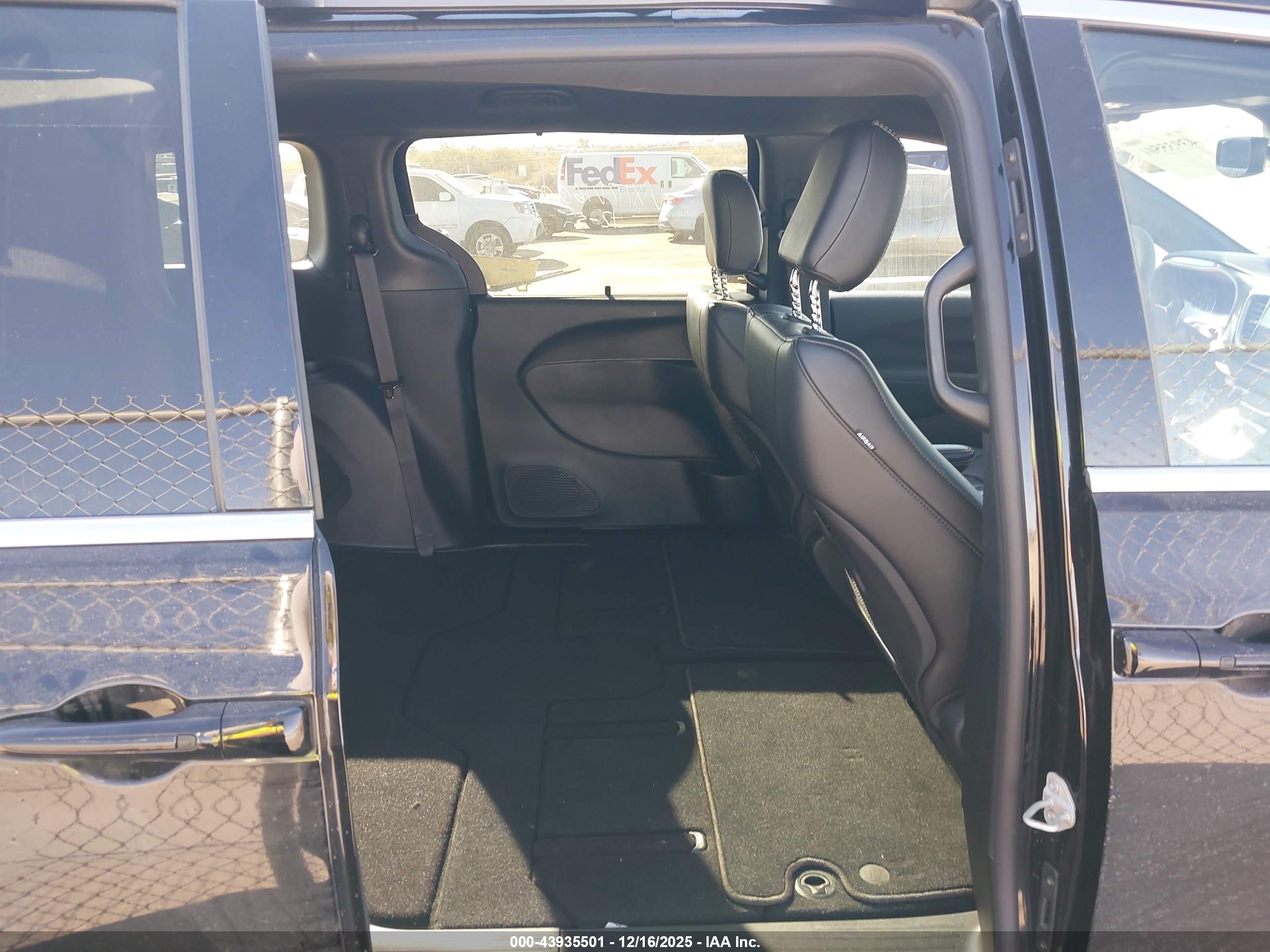CHRYSLER PACIFICA image 8