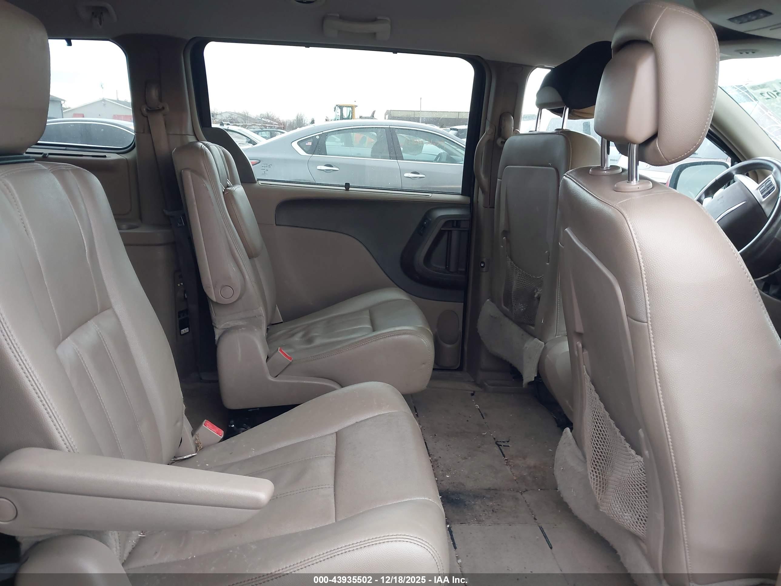 CHRYSLER TOWN image 8