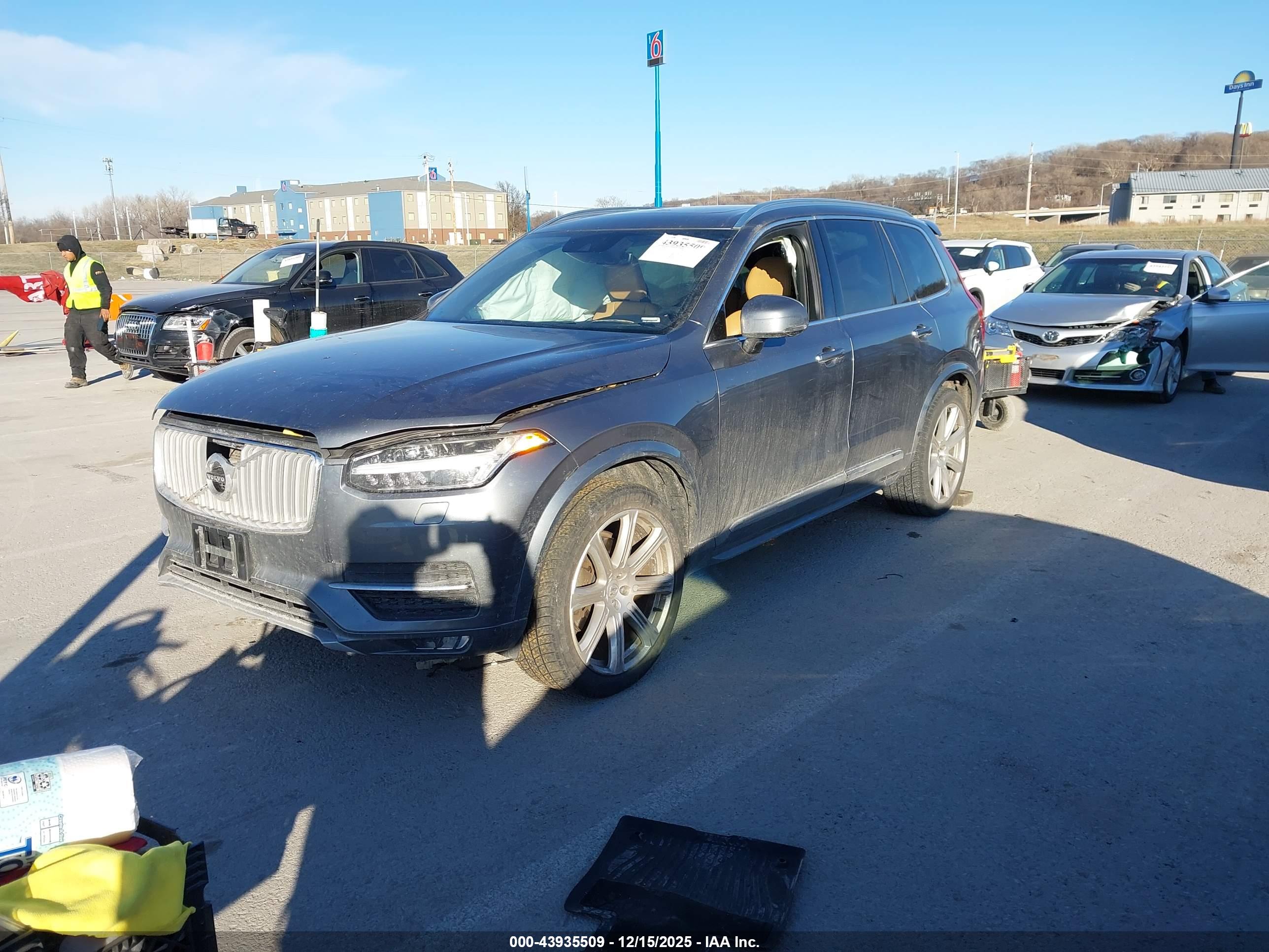 VOLVO XC90 image 2