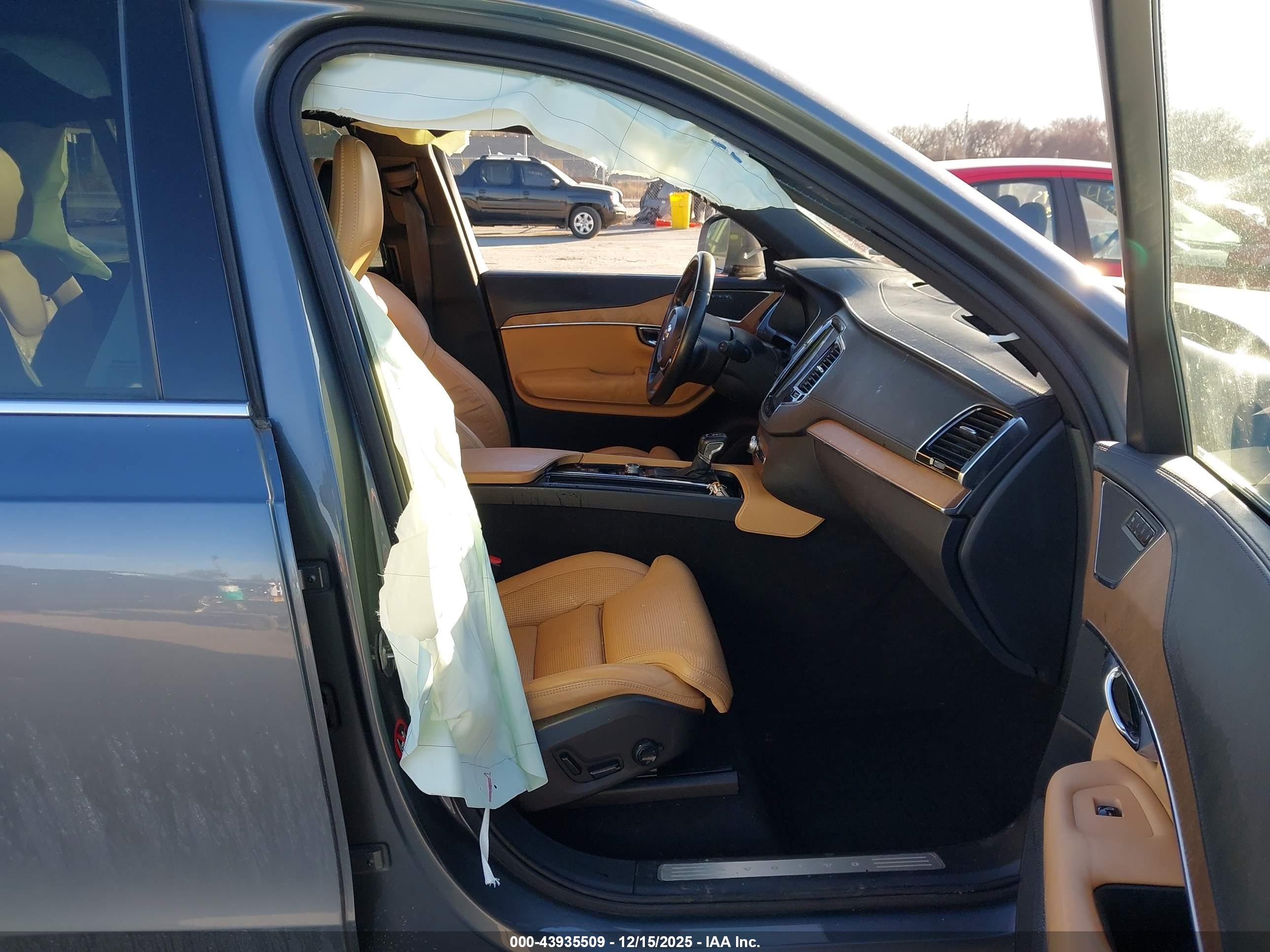 VOLVO XC90 image 5