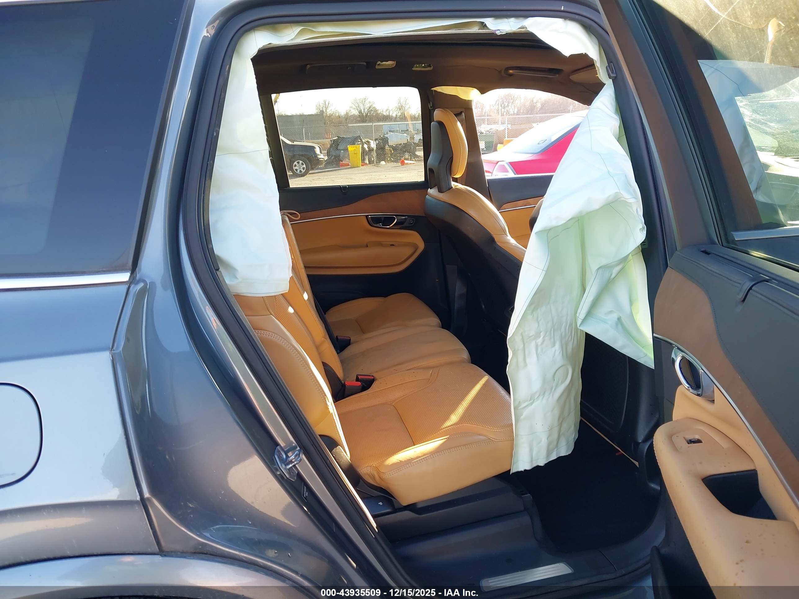 VOLVO XC90 image 8