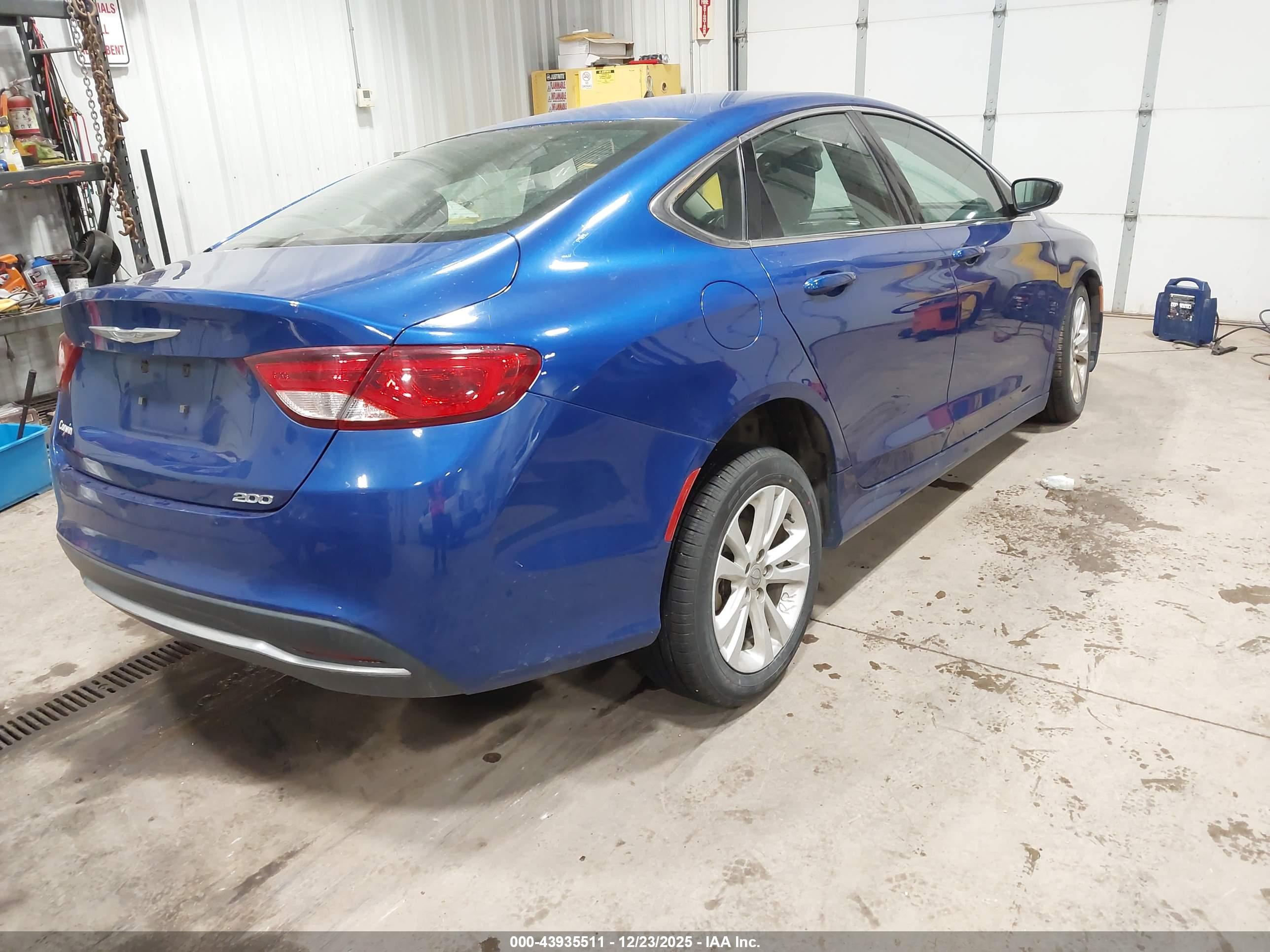 CHRYSLER 200 image 4