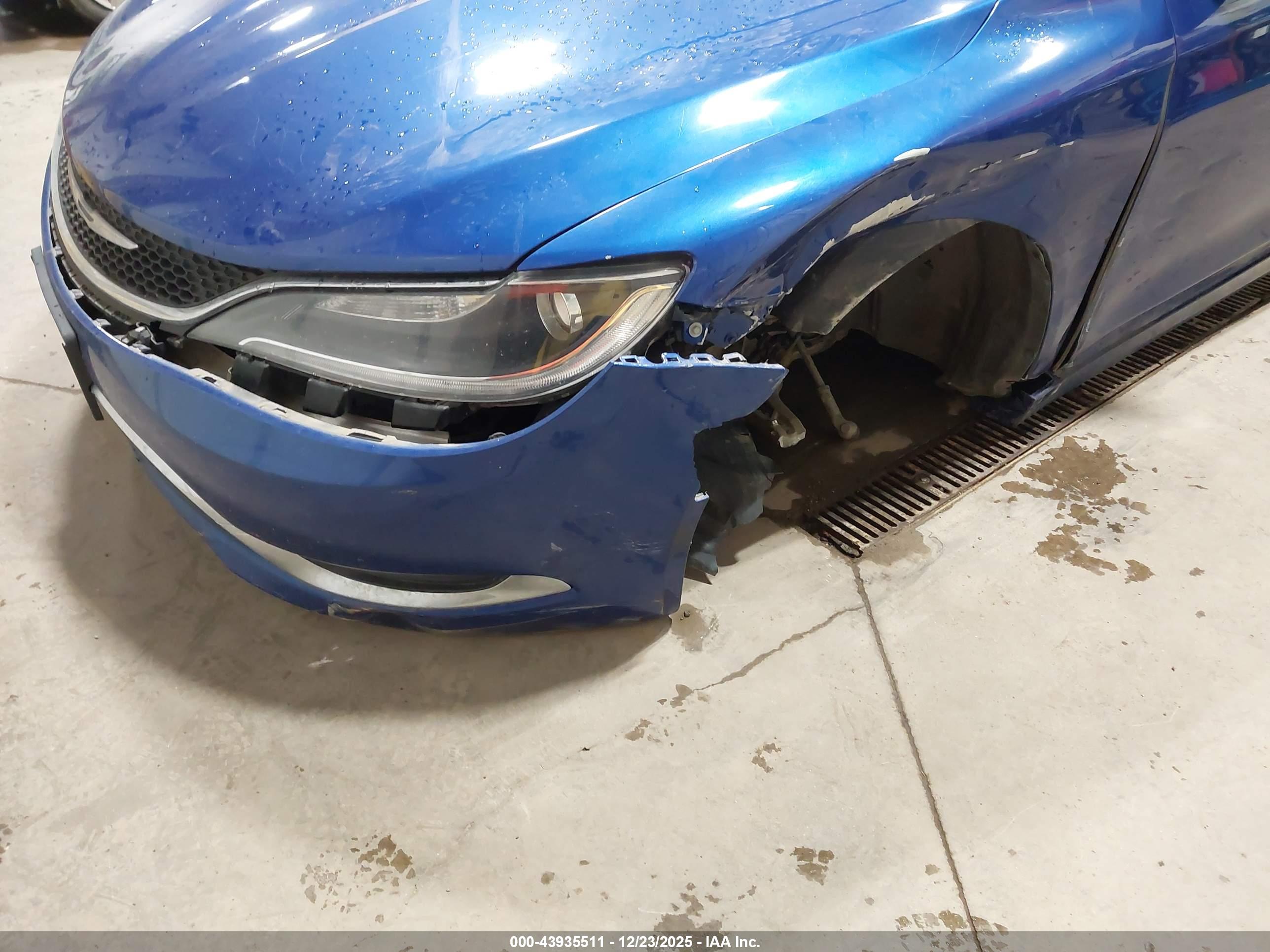 CHRYSLER 200 image 6