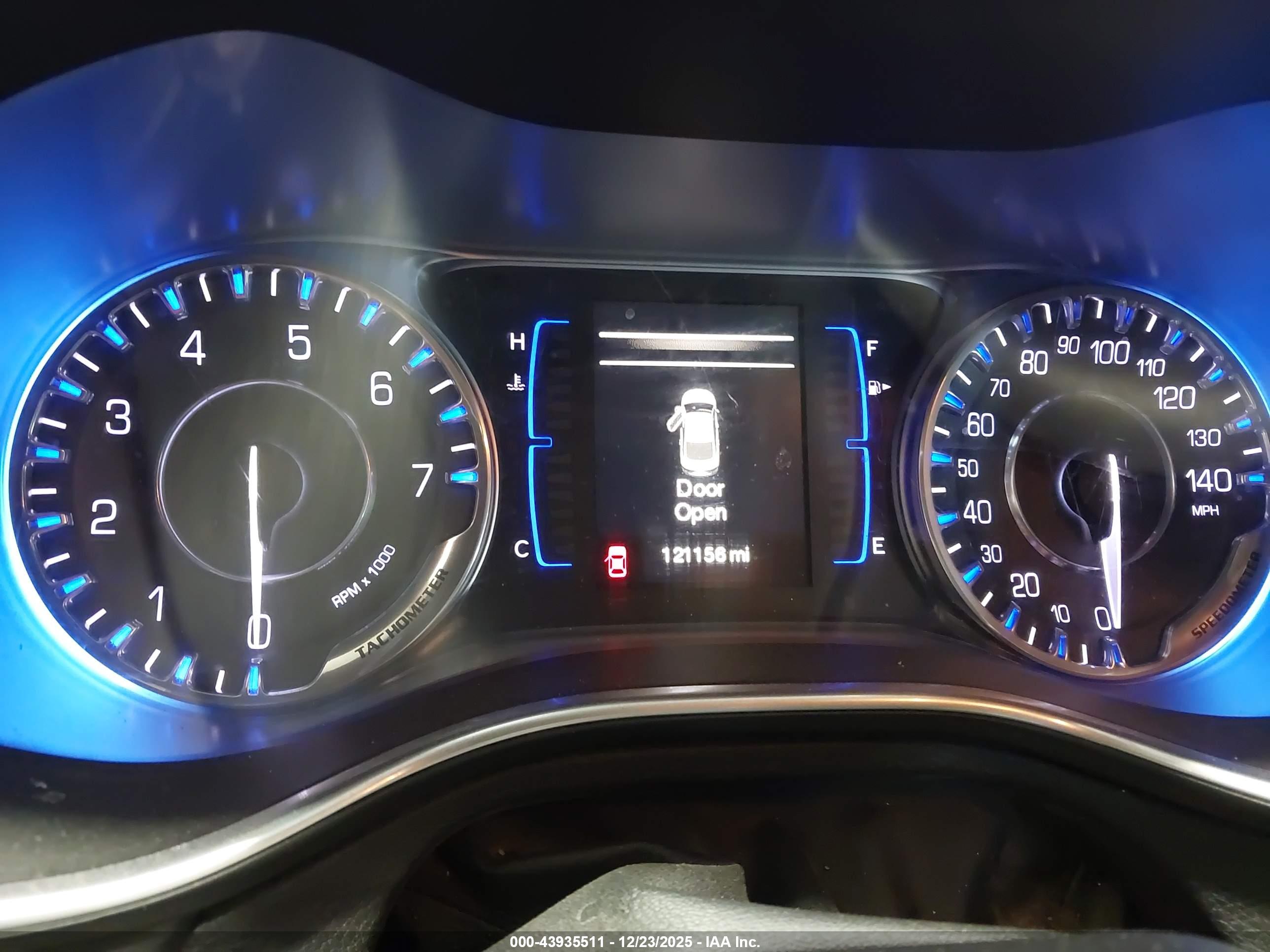 CHRYSLER 200 image 7