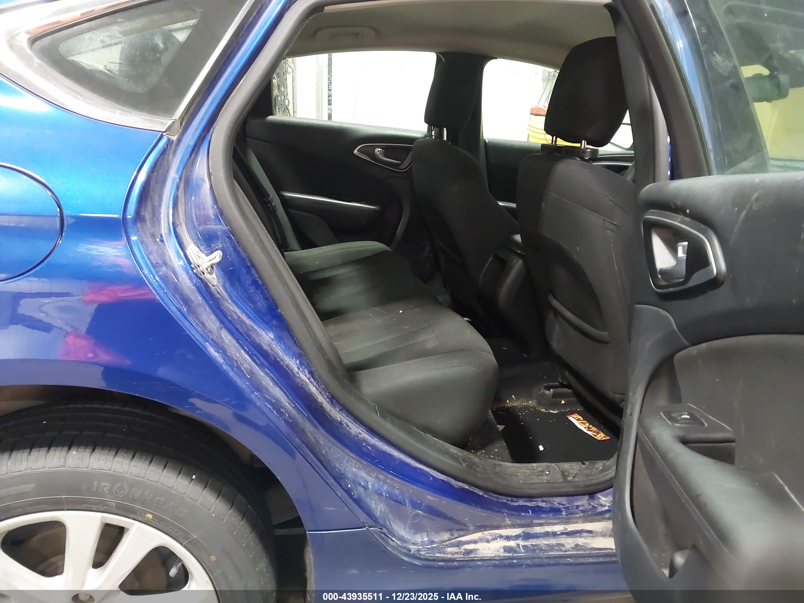 CHRYSLER 200 image 8