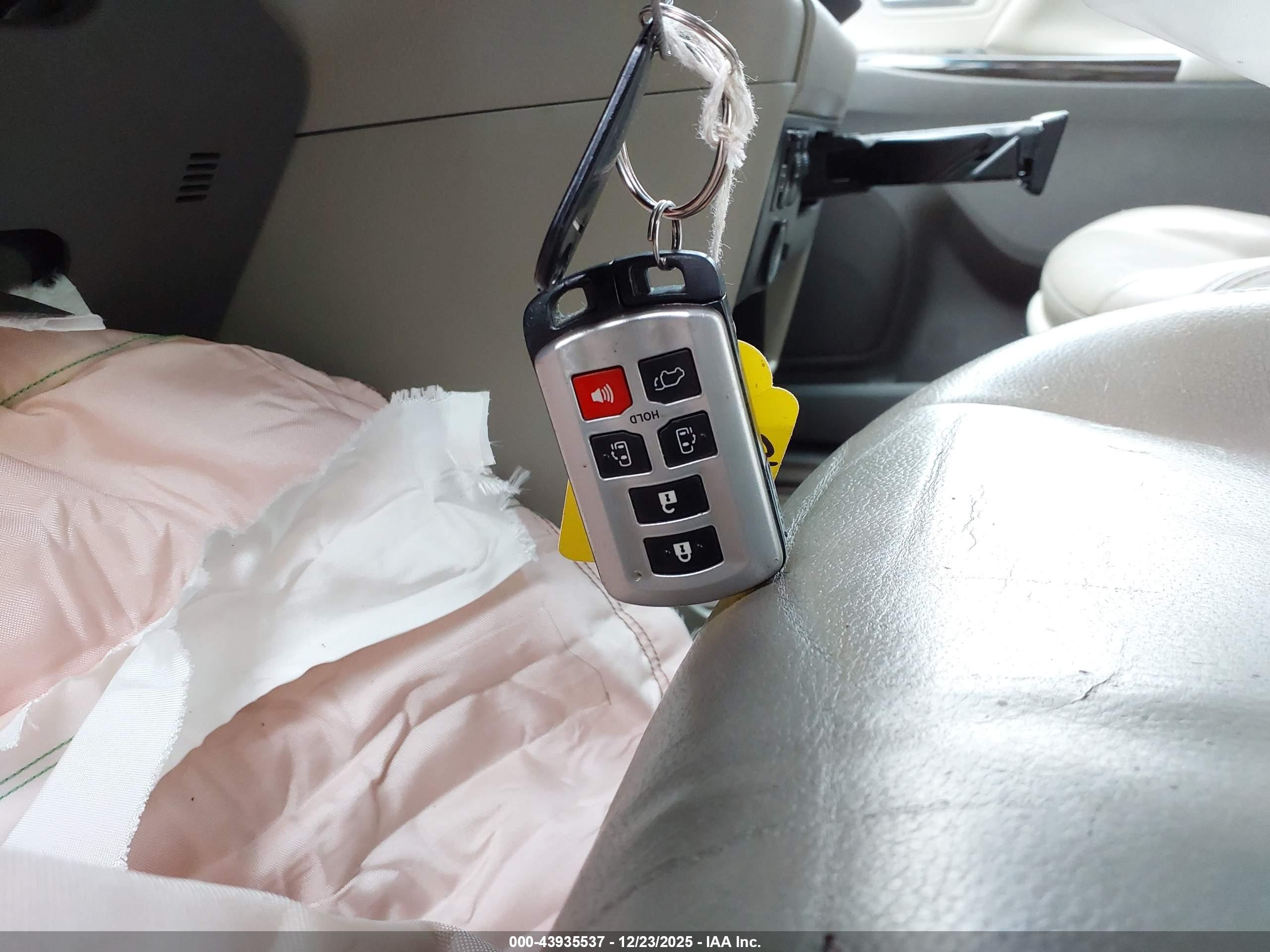 TOYOTA SIENNA image 11